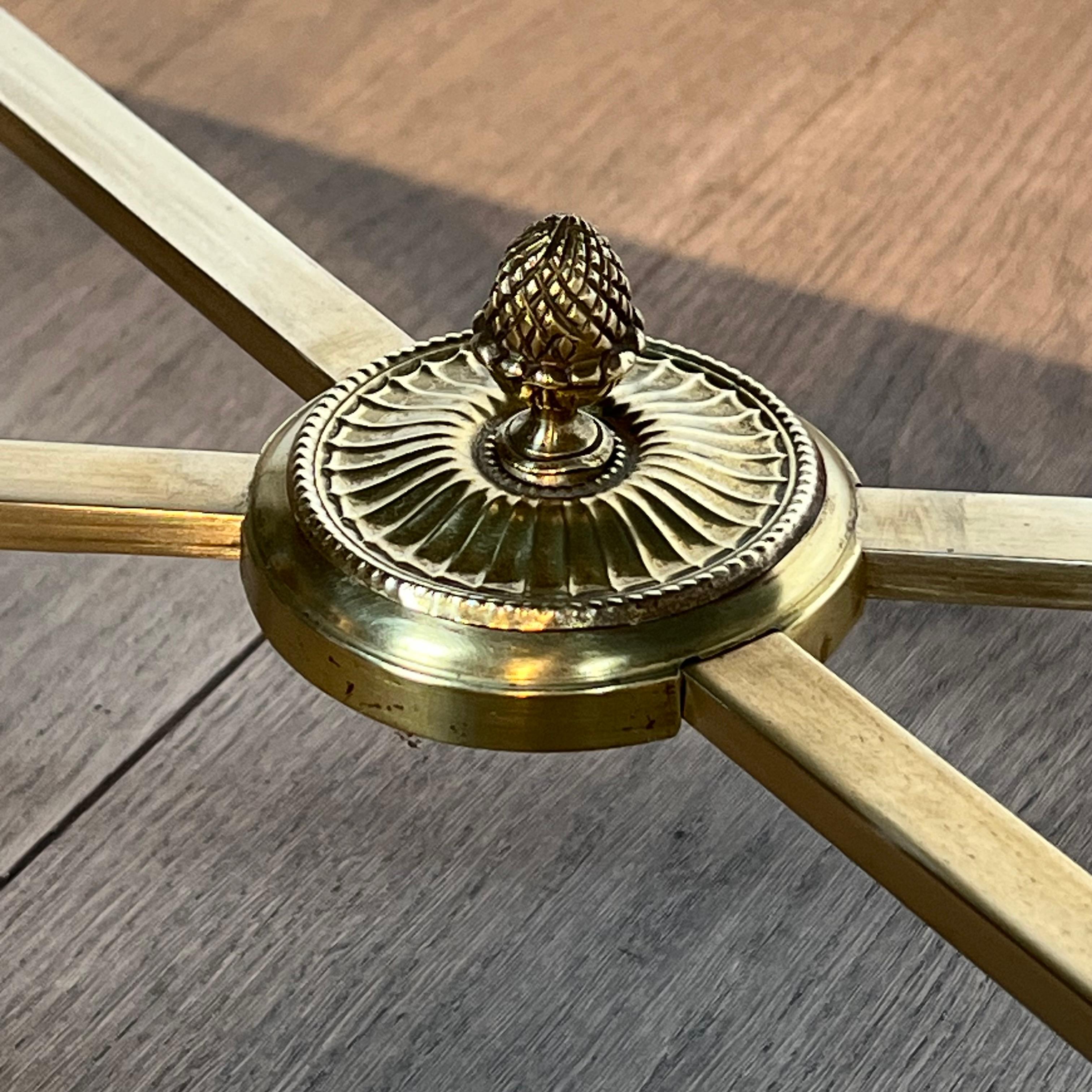 Laiton Table basse en bronze et laiton avec plateau en marbre vert, vers 1940 en vente