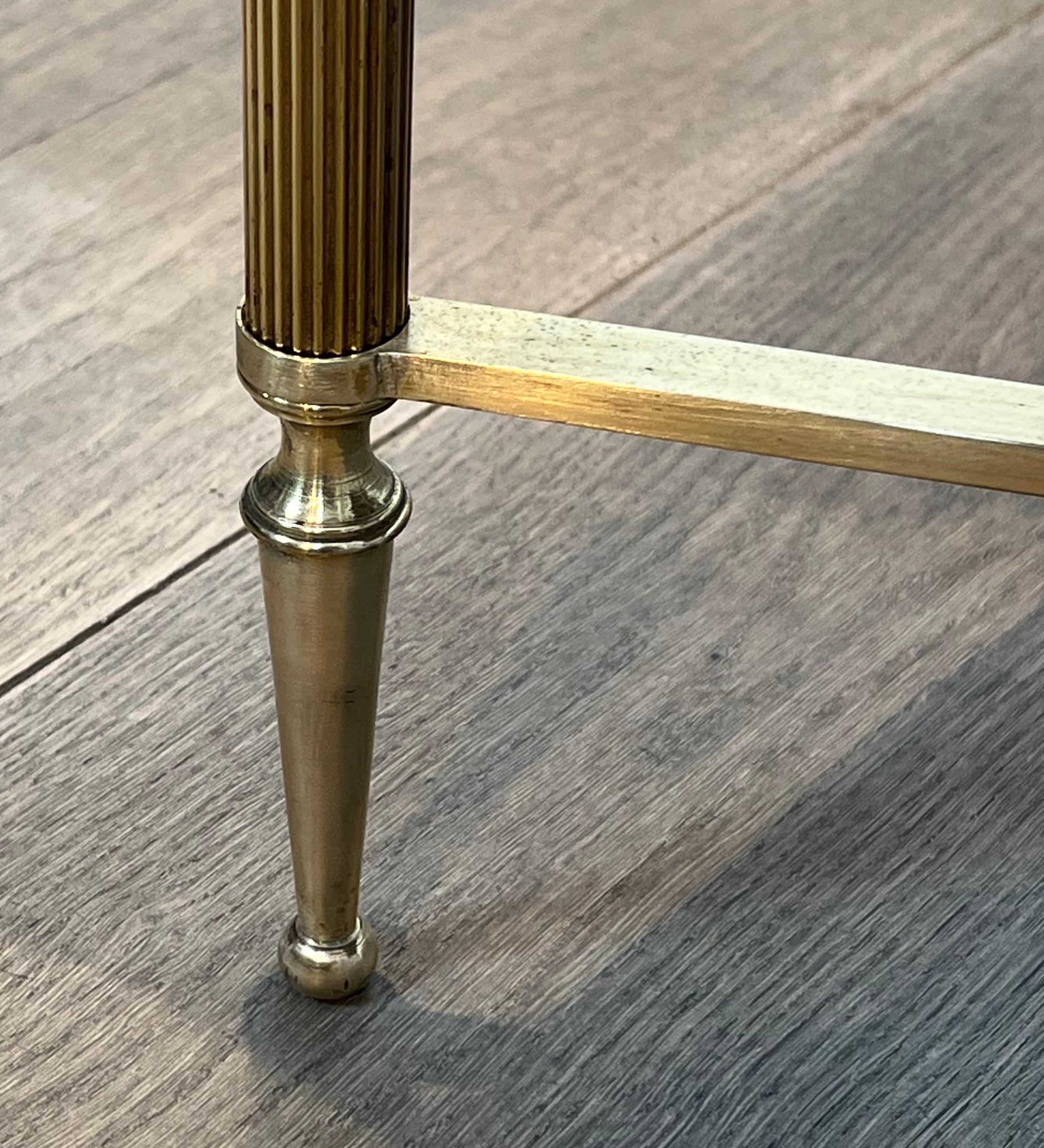 Table basse en bronze et laiton avec plateau en marbre vert, vers 1940 en vente 5