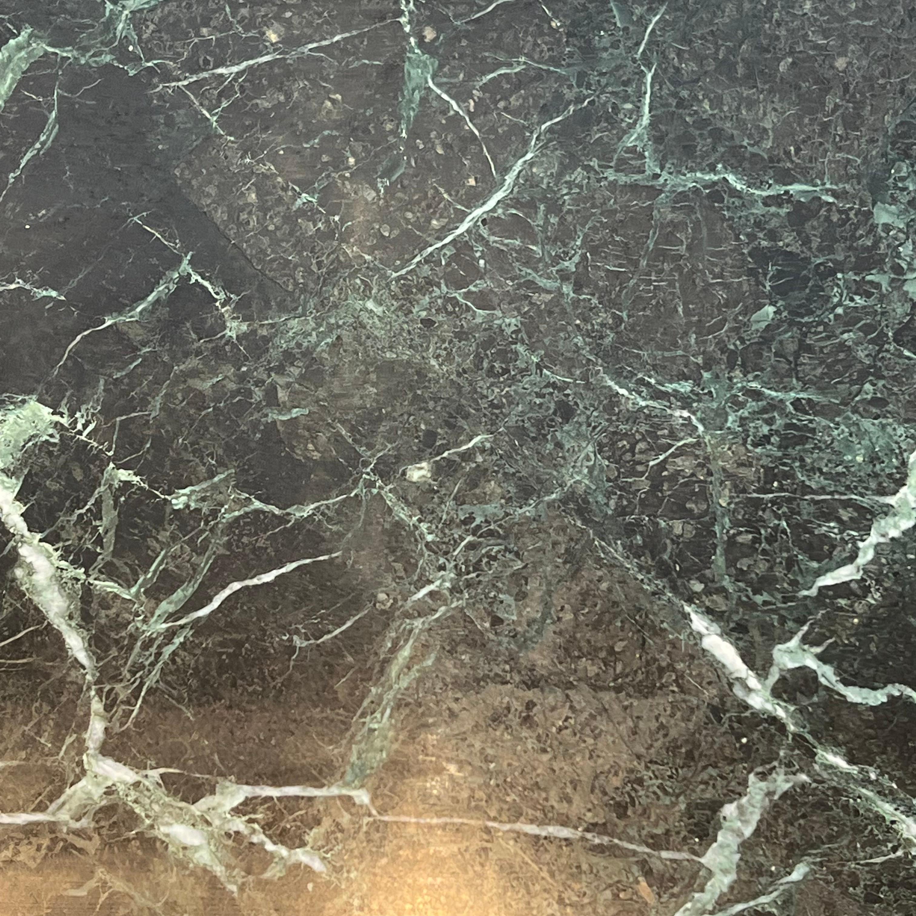 Table basse en bronze et laiton avec plateau en marbre vert, vers 1940 en vente 6