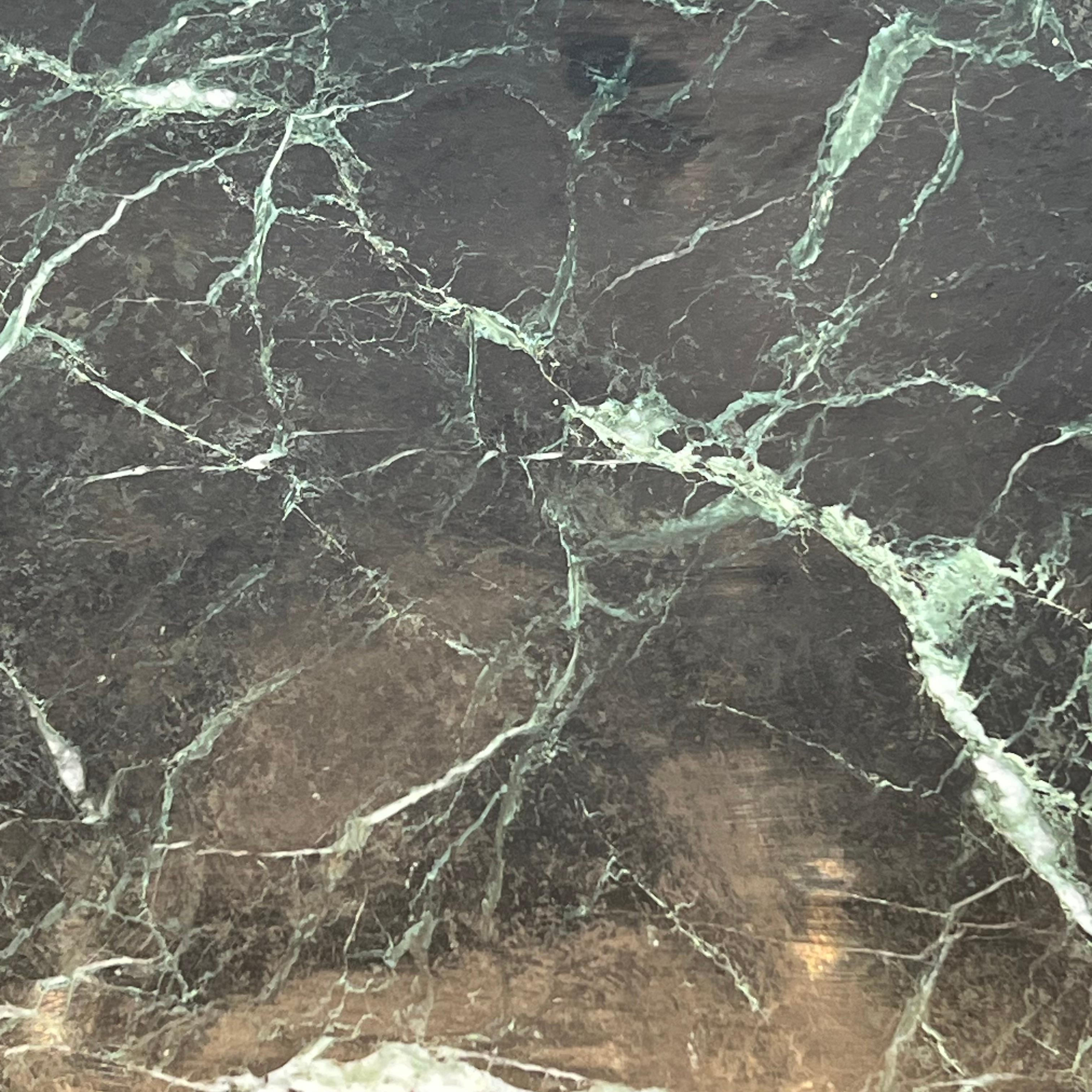 Table basse en bronze et laiton avec plateau en marbre vert, vers 1940 en vente 7