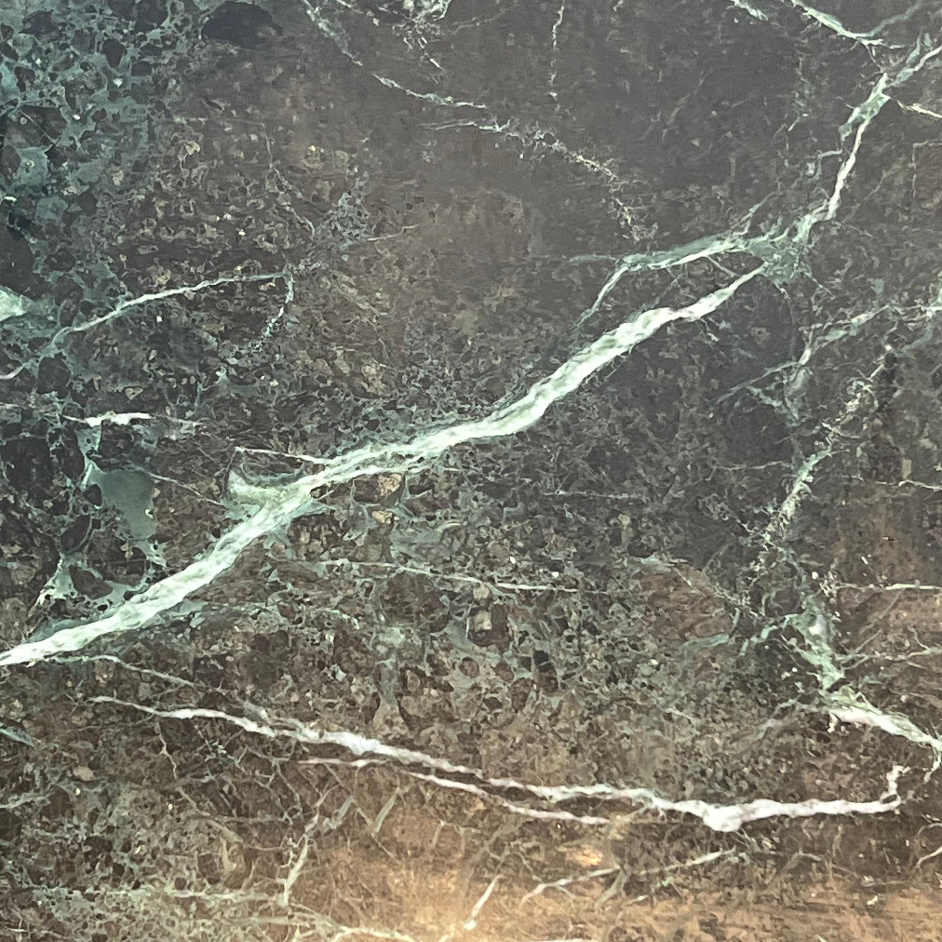 Table basse en bronze et laiton avec plateau en marbre vert, vers 1940 en vente 8