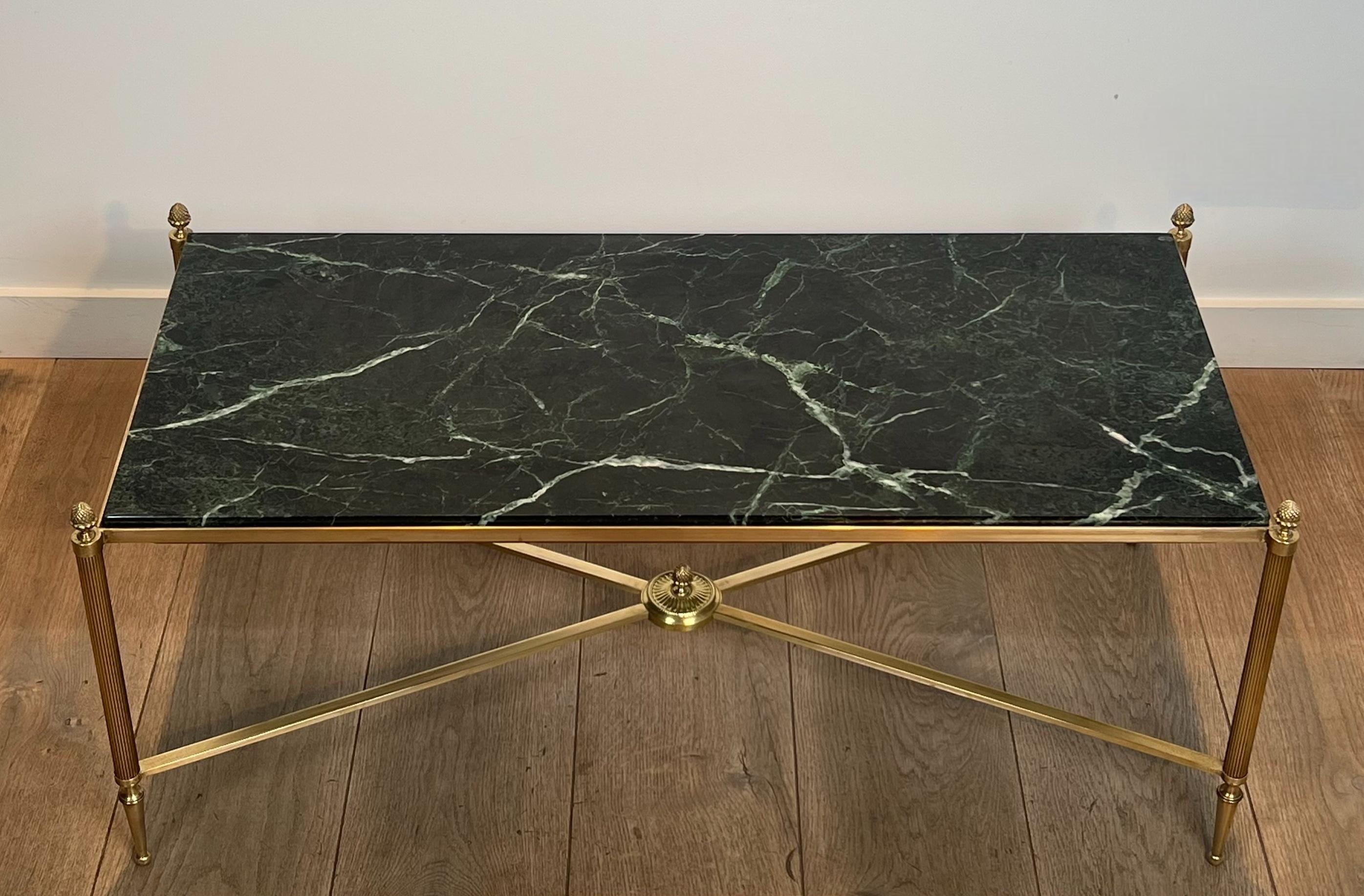 Cette belle table basse néoclassique en bronze et laiton a un beau plateau en marbre vert. Cette table de cocktail est française et attribuée à la Maison Bagués, vers 1940.