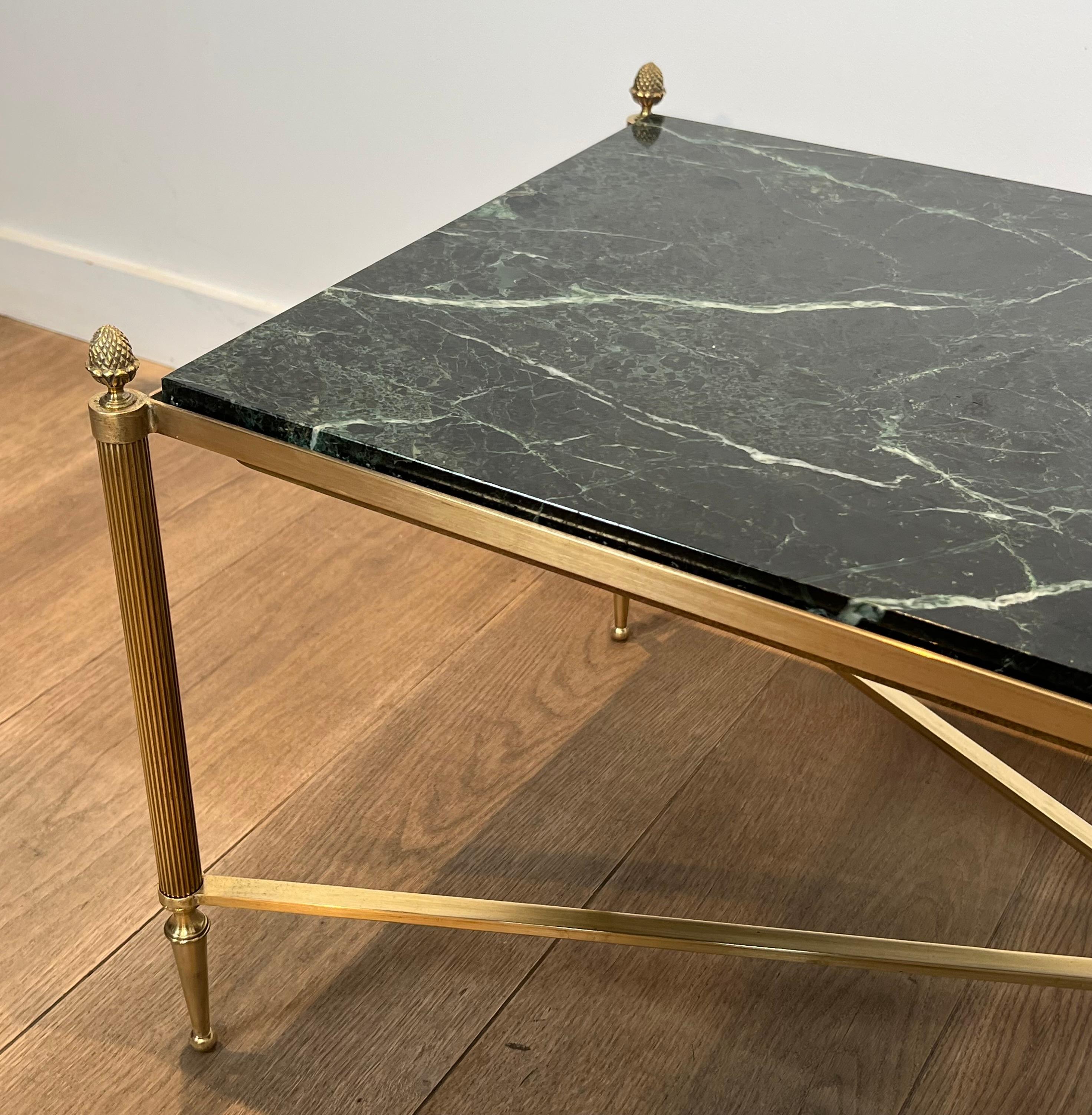 Français Table basse en bronze et laiton avec plateau en marbre vert, vers 1940 en vente