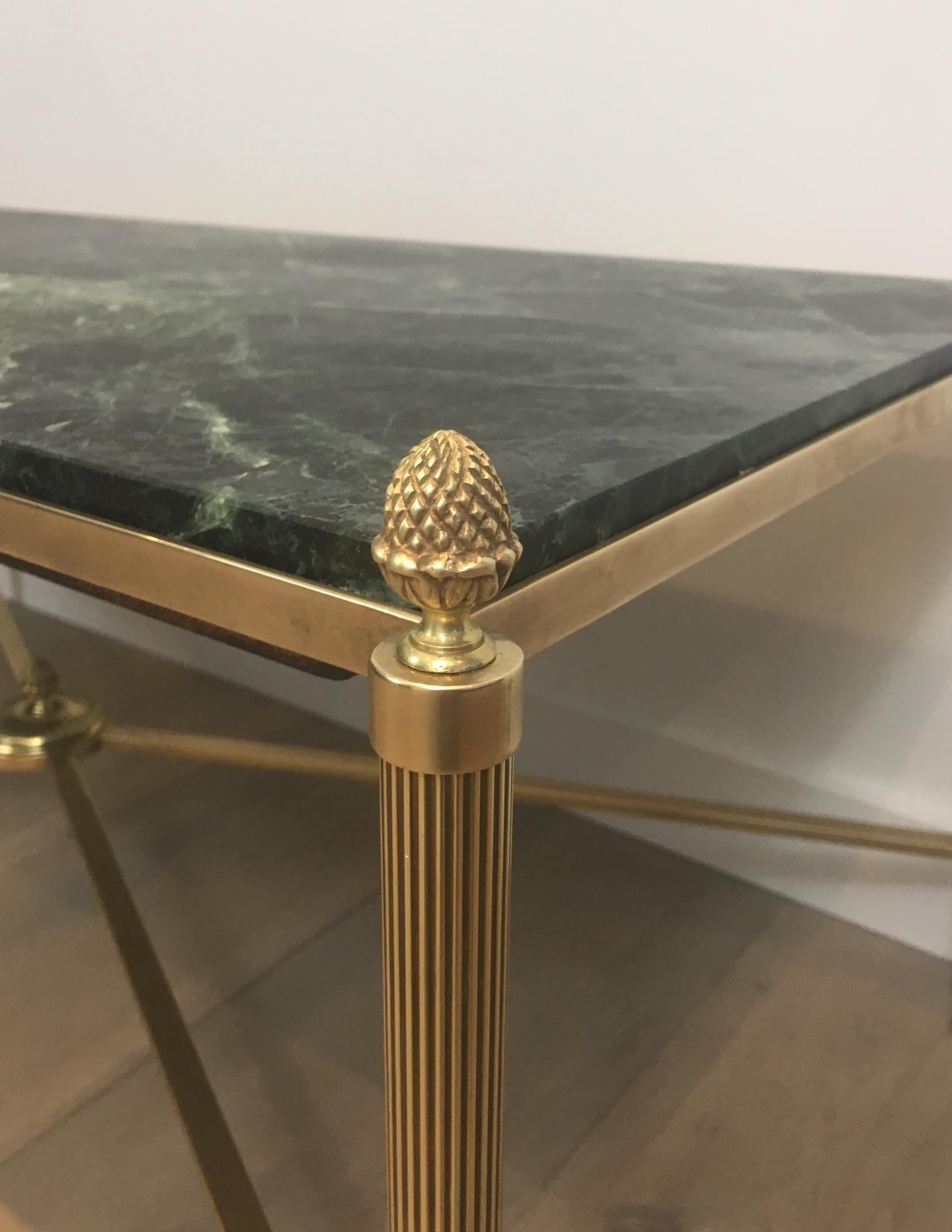 Milieu du XXe siècle Table basse en bronze et laiton avec plateau en marbre vert, vers 1940 en vente
