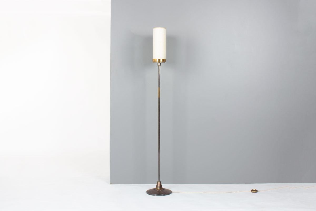 Francese Lampada da terra in bronzo e ottone, anni '50 in vendita