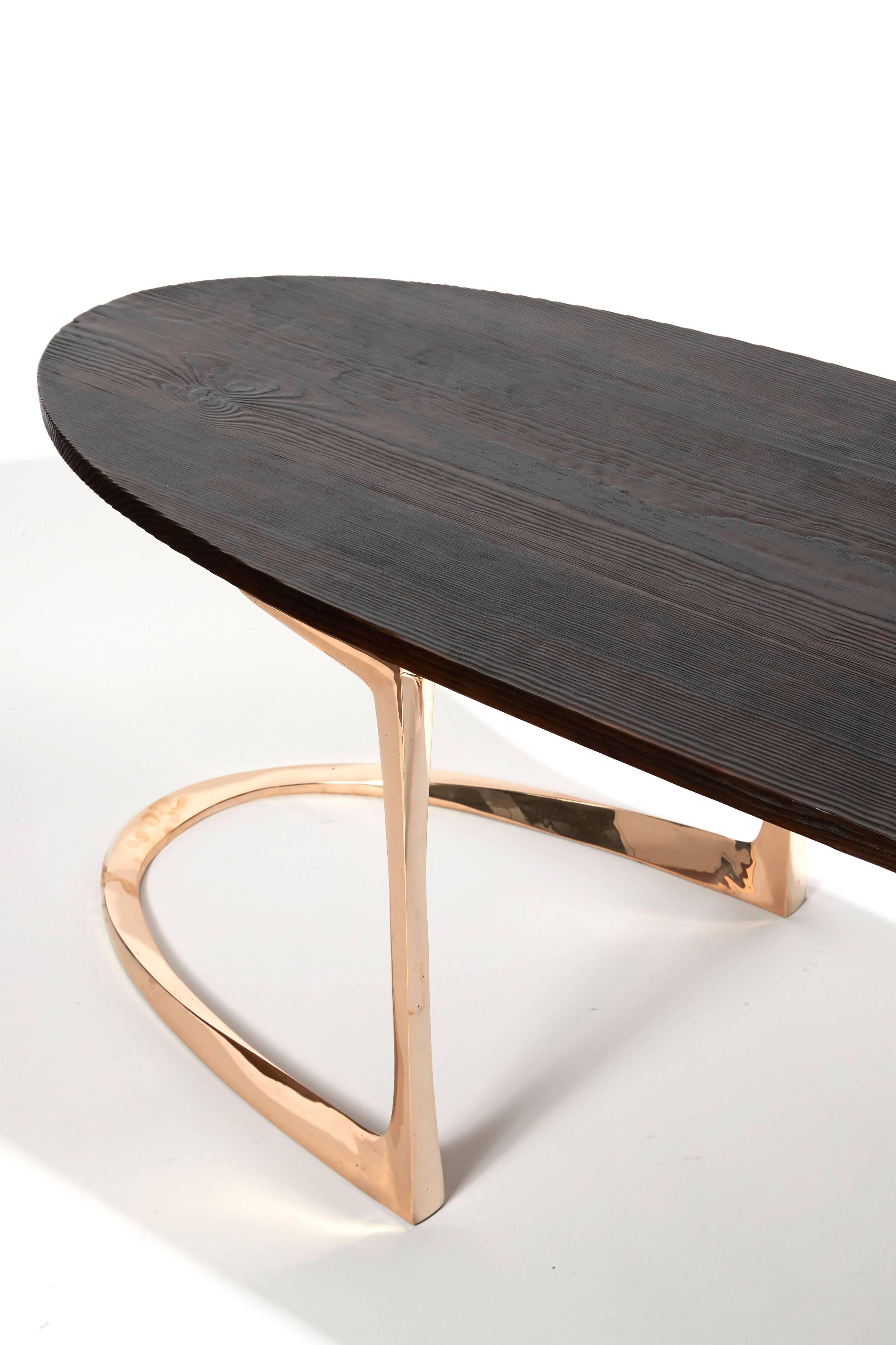 Français Table basse en bronze et bois de pin brûlé d'Anasthasia Millot & WH Studio en vente