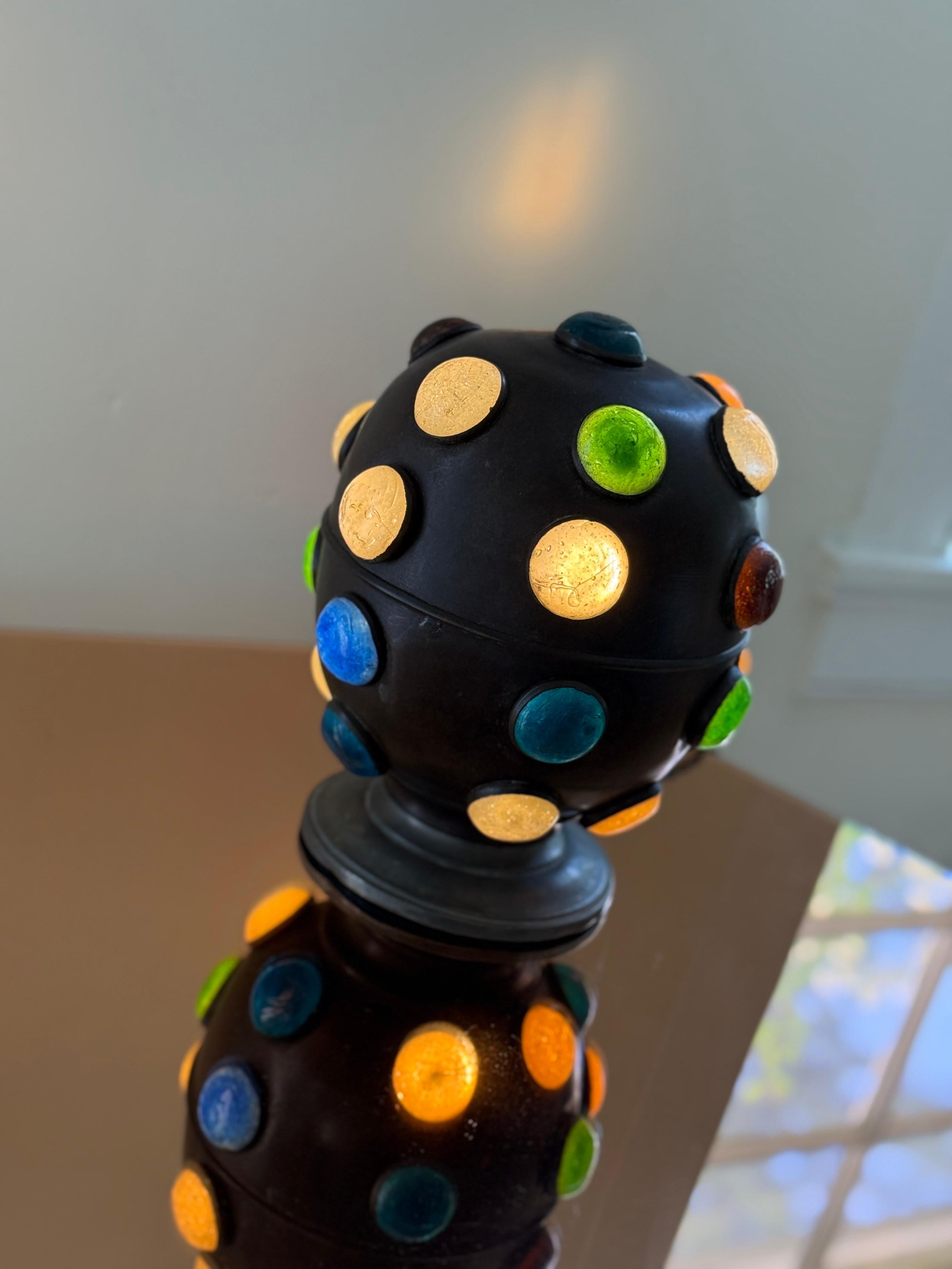 Européen Lampe orbe en bronze et verre massif en vente
