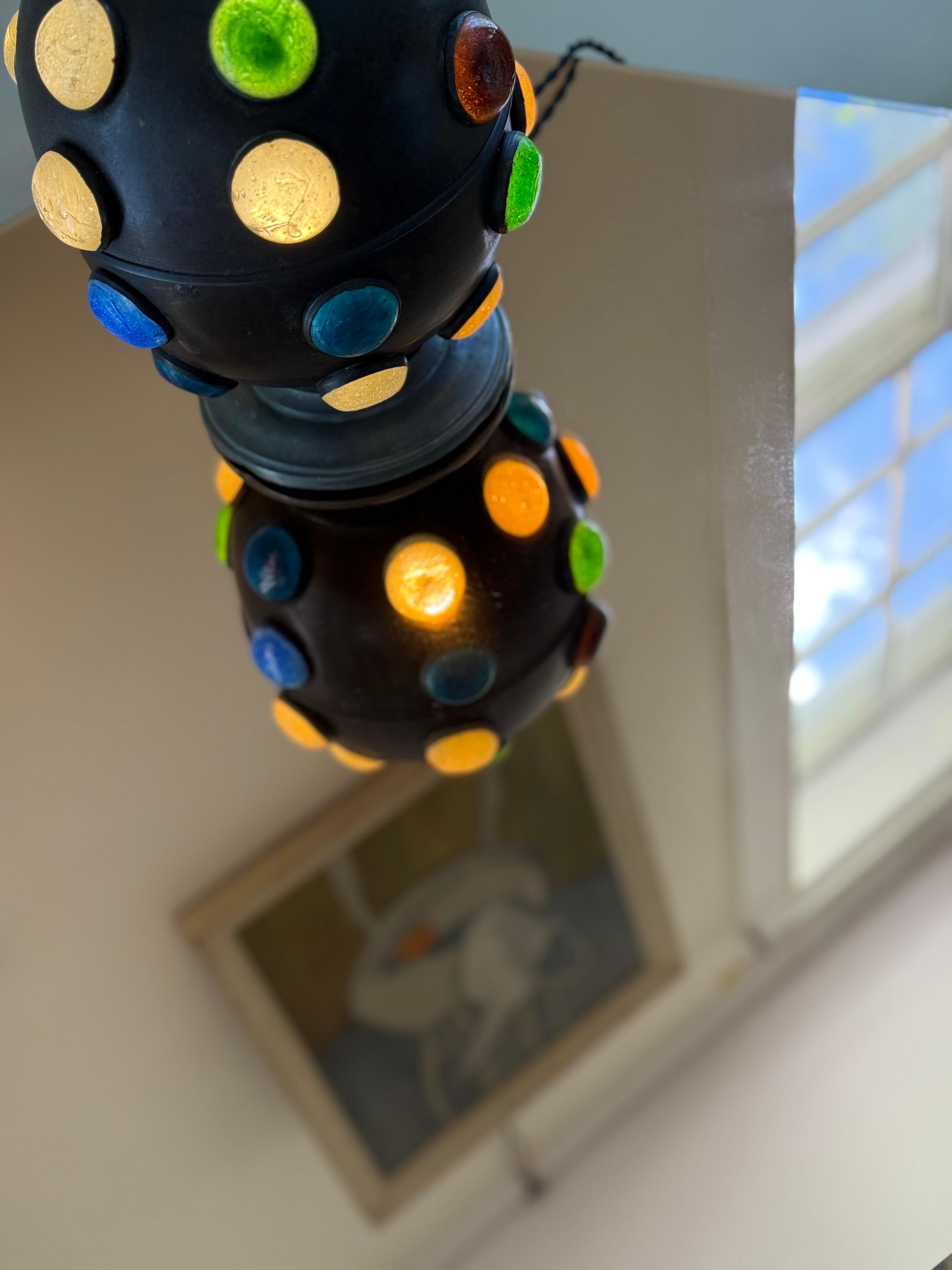 20ième siècle Lampe orbe en bronze et verre massif en vente