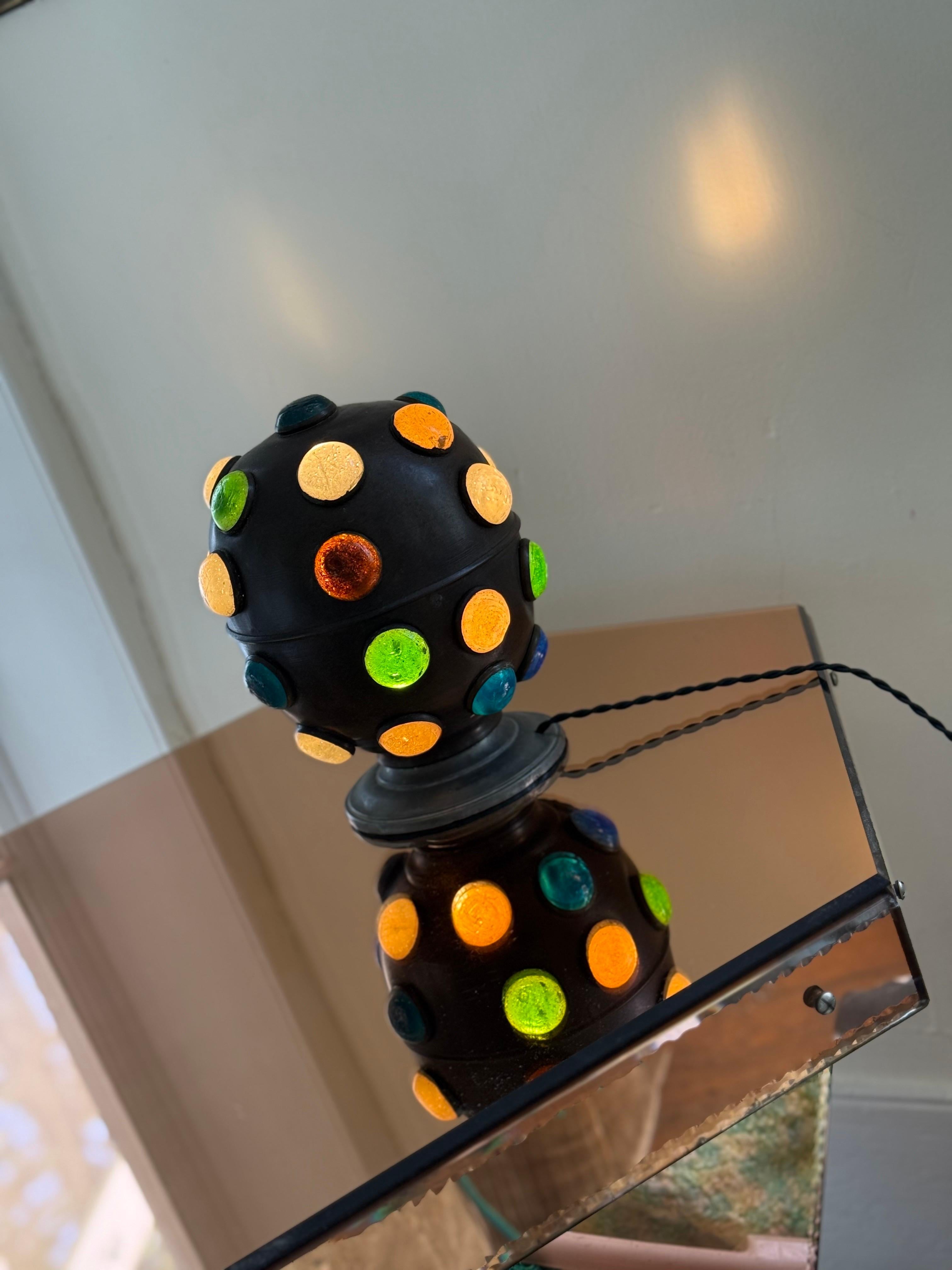 Lampe orbe en bronze et verre massif en vente 1