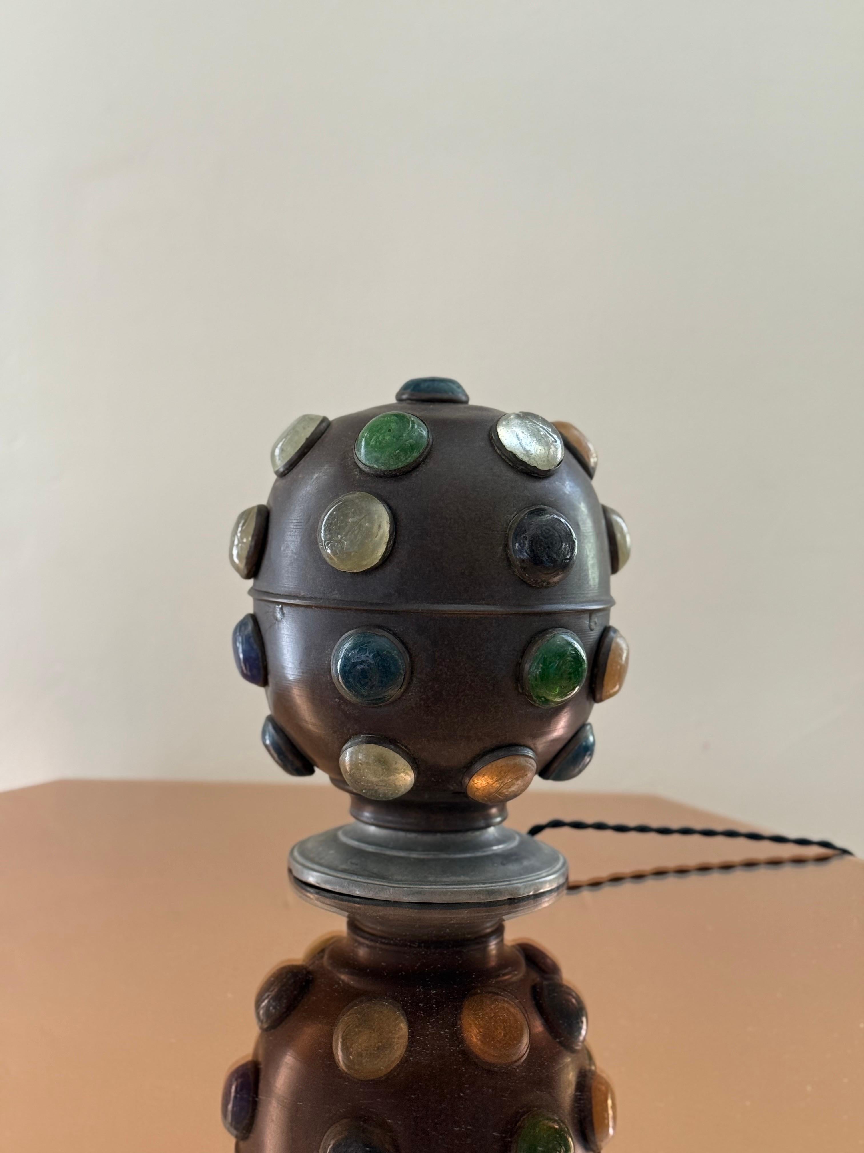 Lampe orbe en bronze et verre massif en vente 2