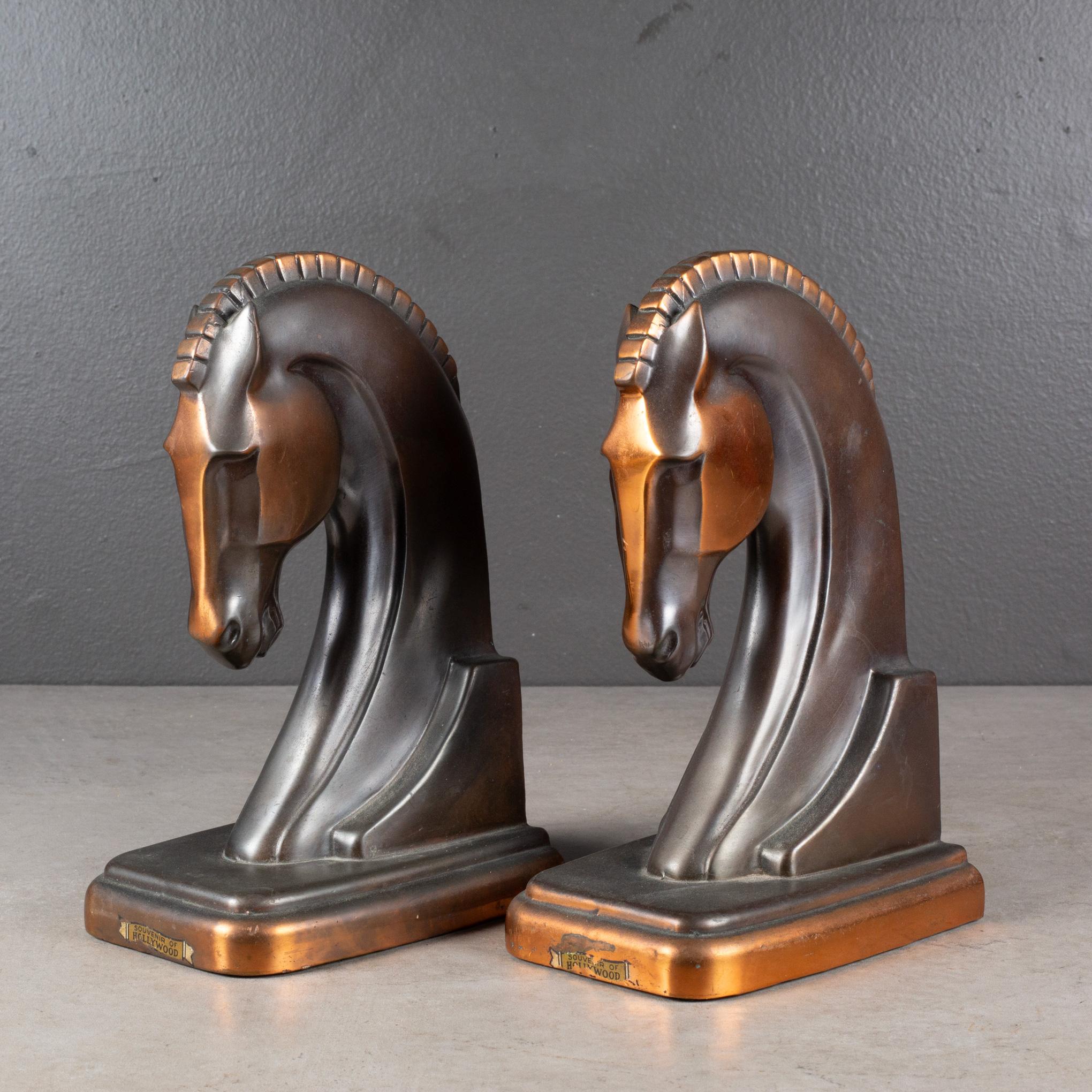 À PROPOS DE

Paire de serre-livres Art Déco en forme de cheval de Troie, avec autocollant d'origine sur chacun d'eux 