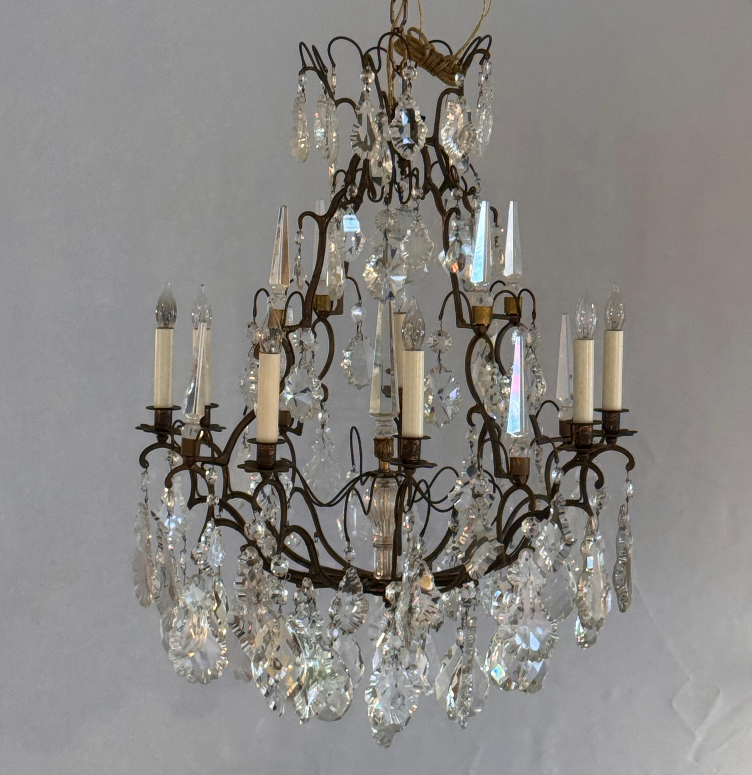 Lampadario in bronzo e cristallo con prismi a obelisco In condizioni buone in vendita a Charlottesville, VA