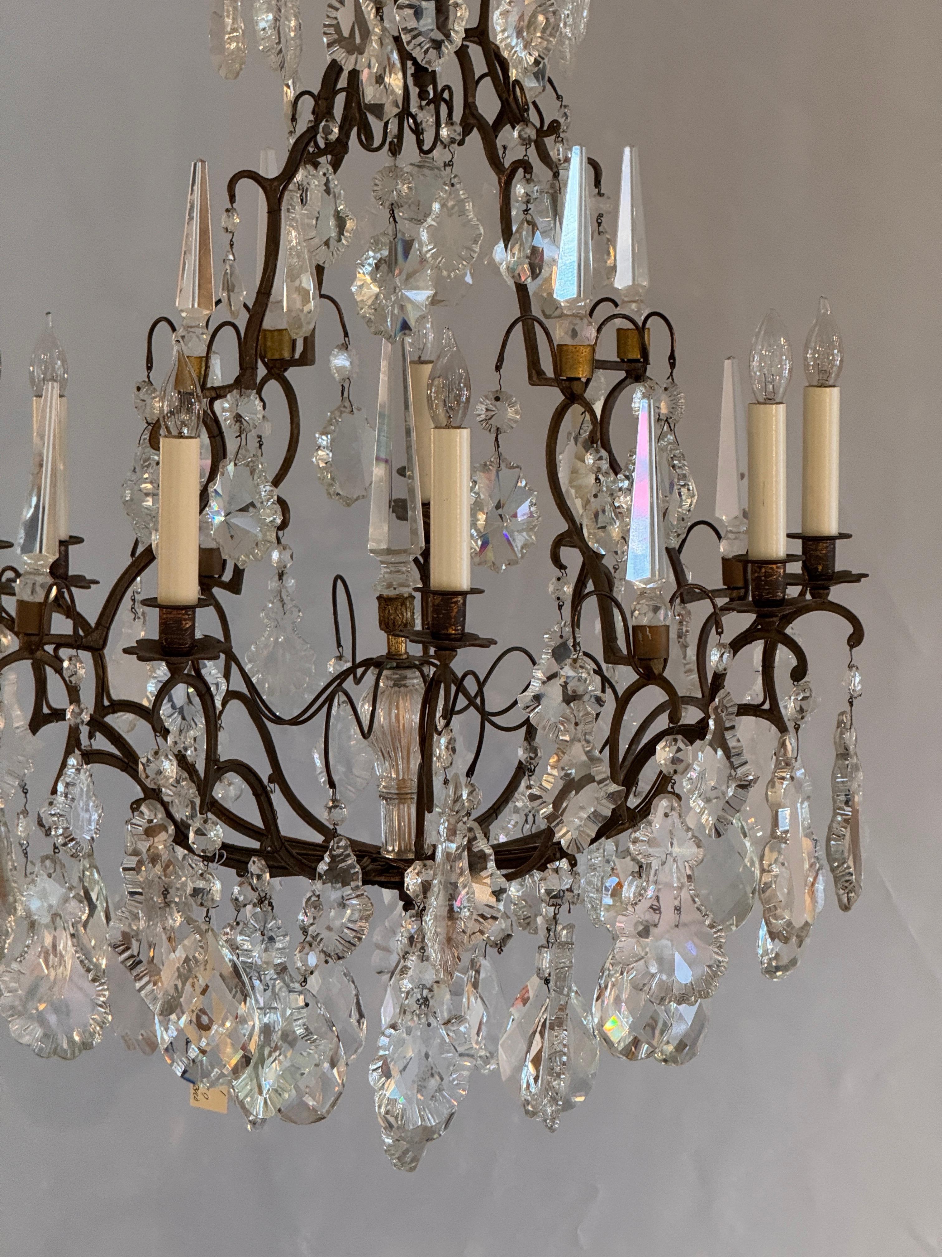 Inizio XX secolo Lampadario in bronzo e cristallo con prismi a obelisco in vendita