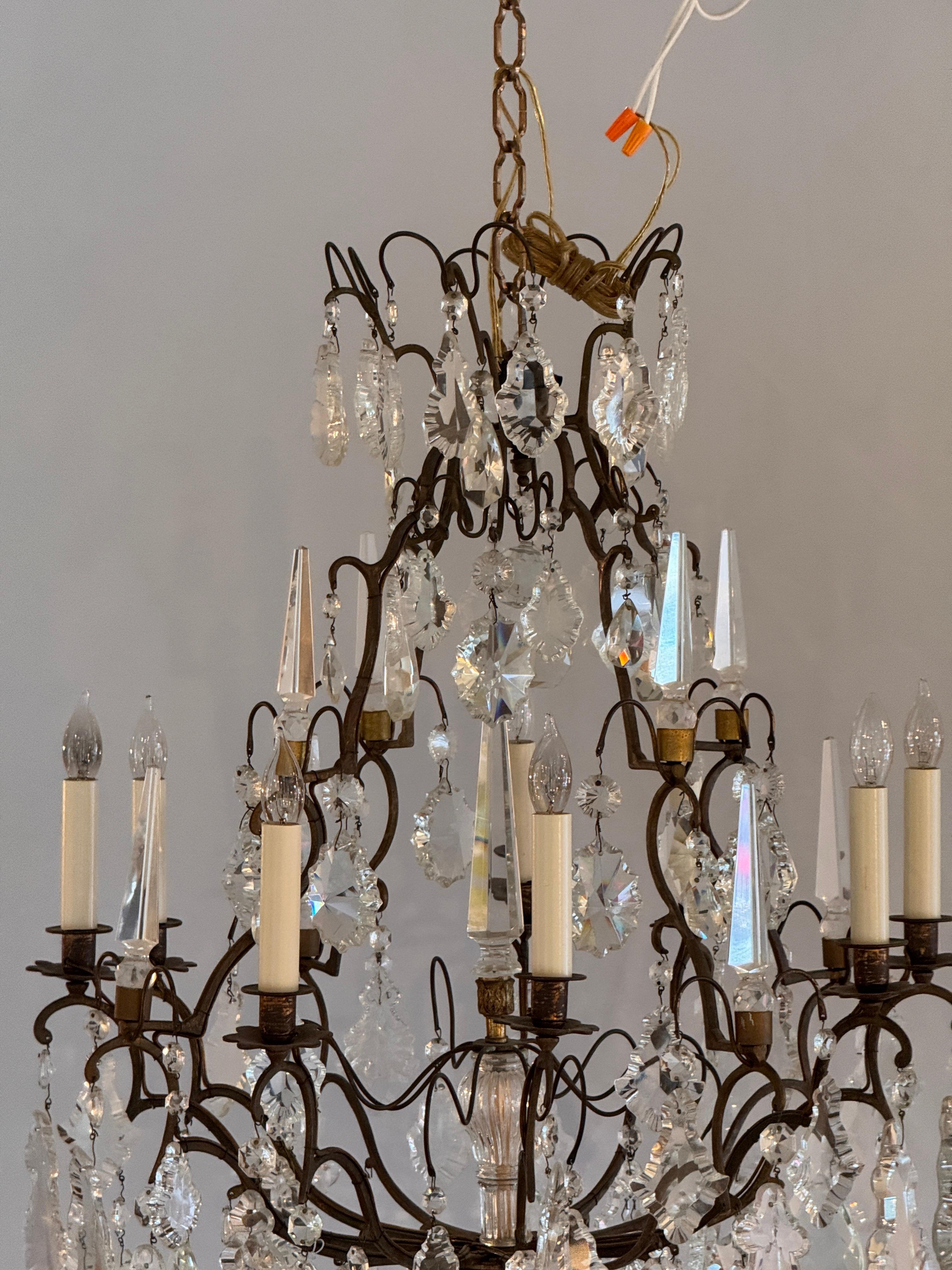 Bronzo Lampadario in bronzo e cristallo con prismi a obelisco in vendita