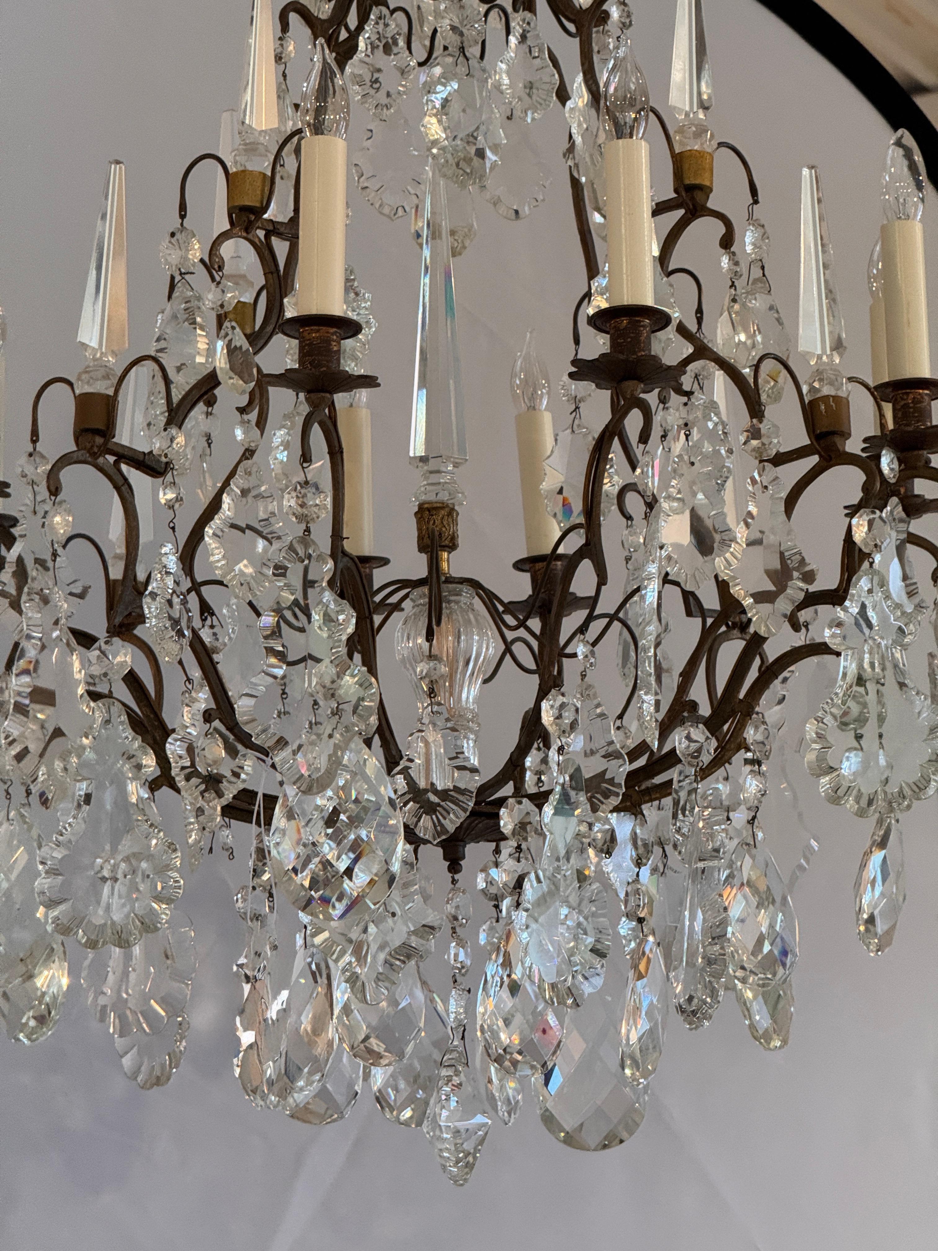 Lampadario in bronzo e cristallo con prismi a obelisco in vendita 1