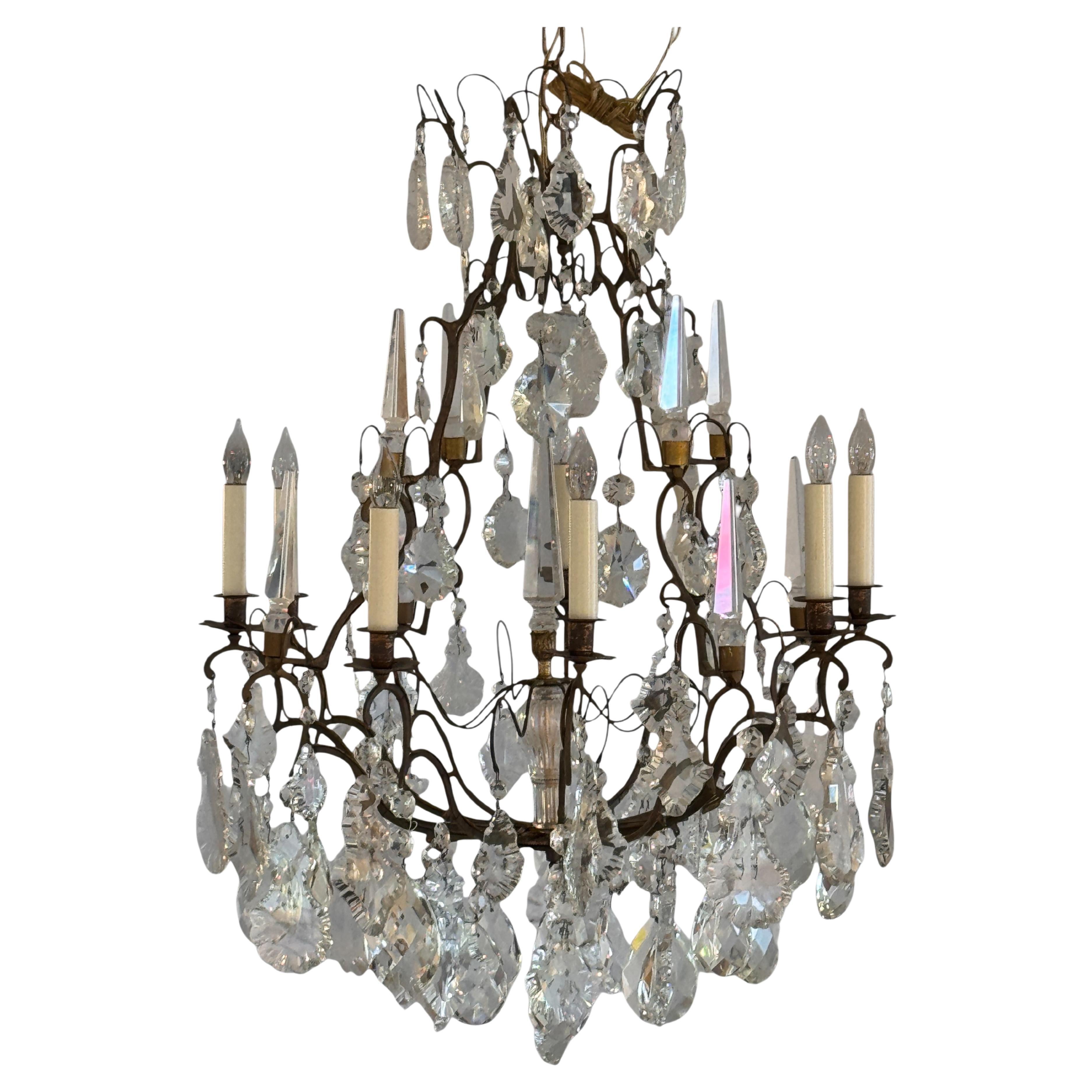 Lampadario in bronzo e cristallo con prismi a obelisco in vendita