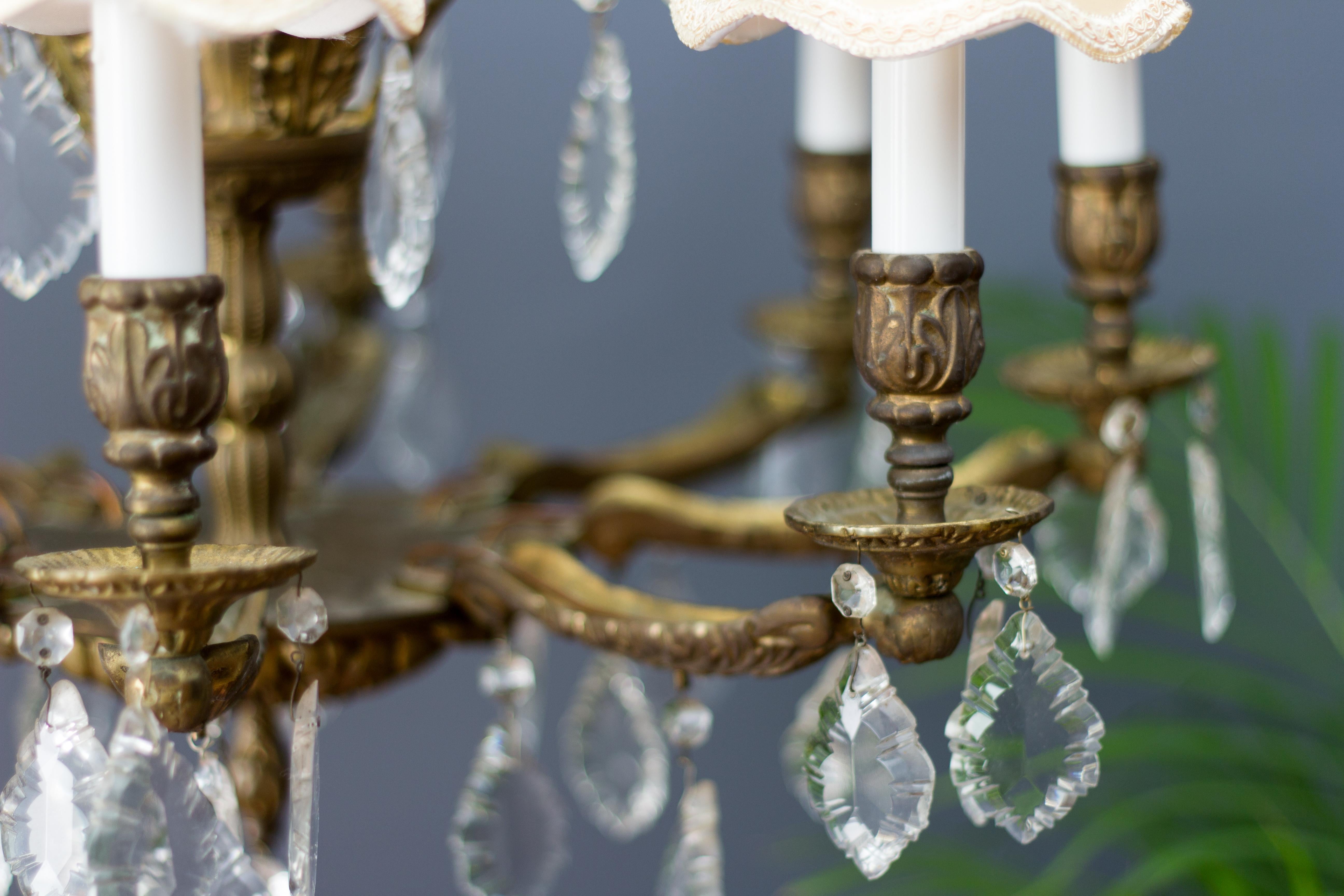 Lustre français à huit lumières de style Louis XVI en bronze et cristal en vente 6
