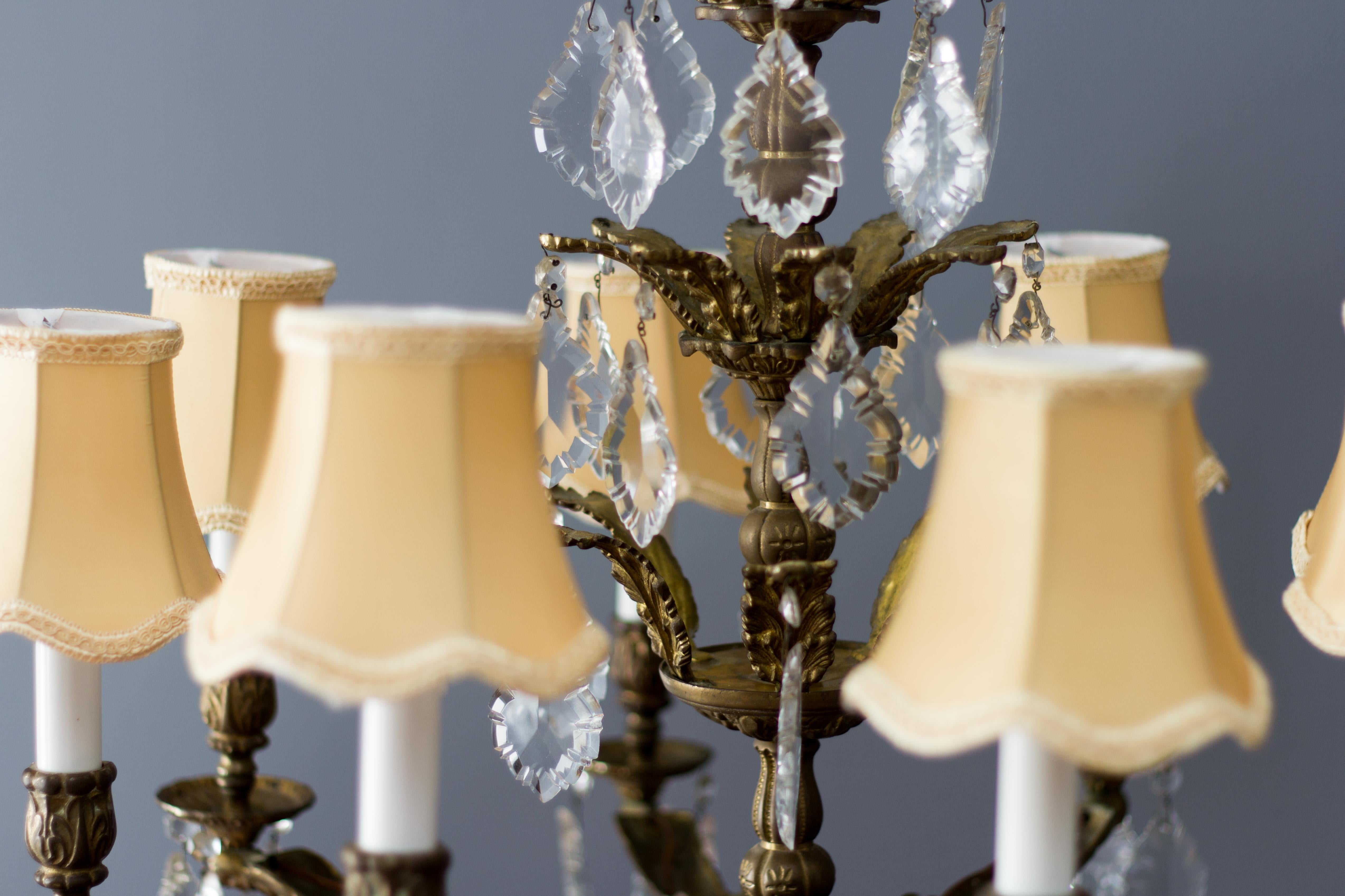 Lustre français à huit lumières de style Louis XVI en bronze et cristal en vente 7
