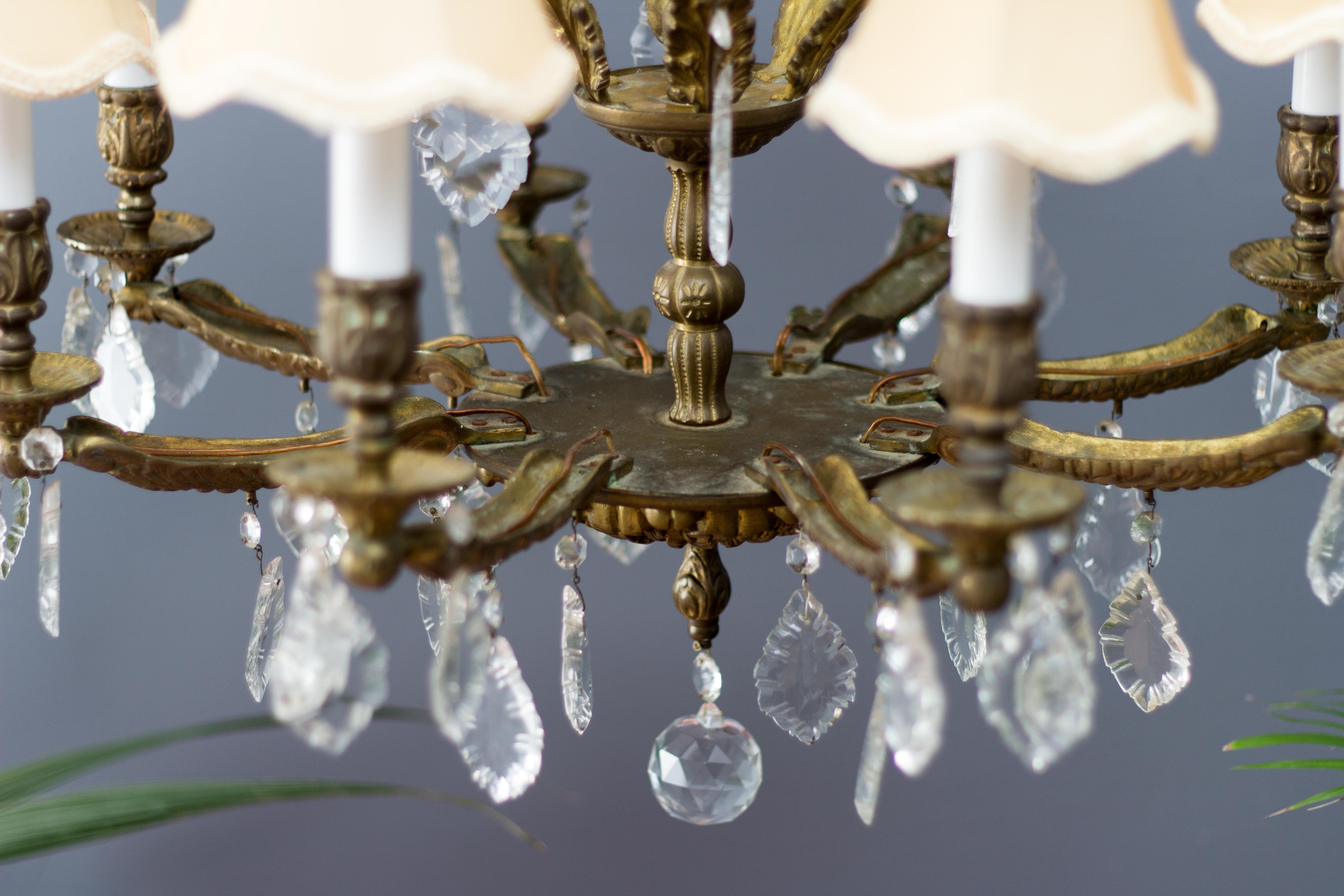 Lustre français à huit lumières de style Louis XVI en bronze et cristal en vente 9