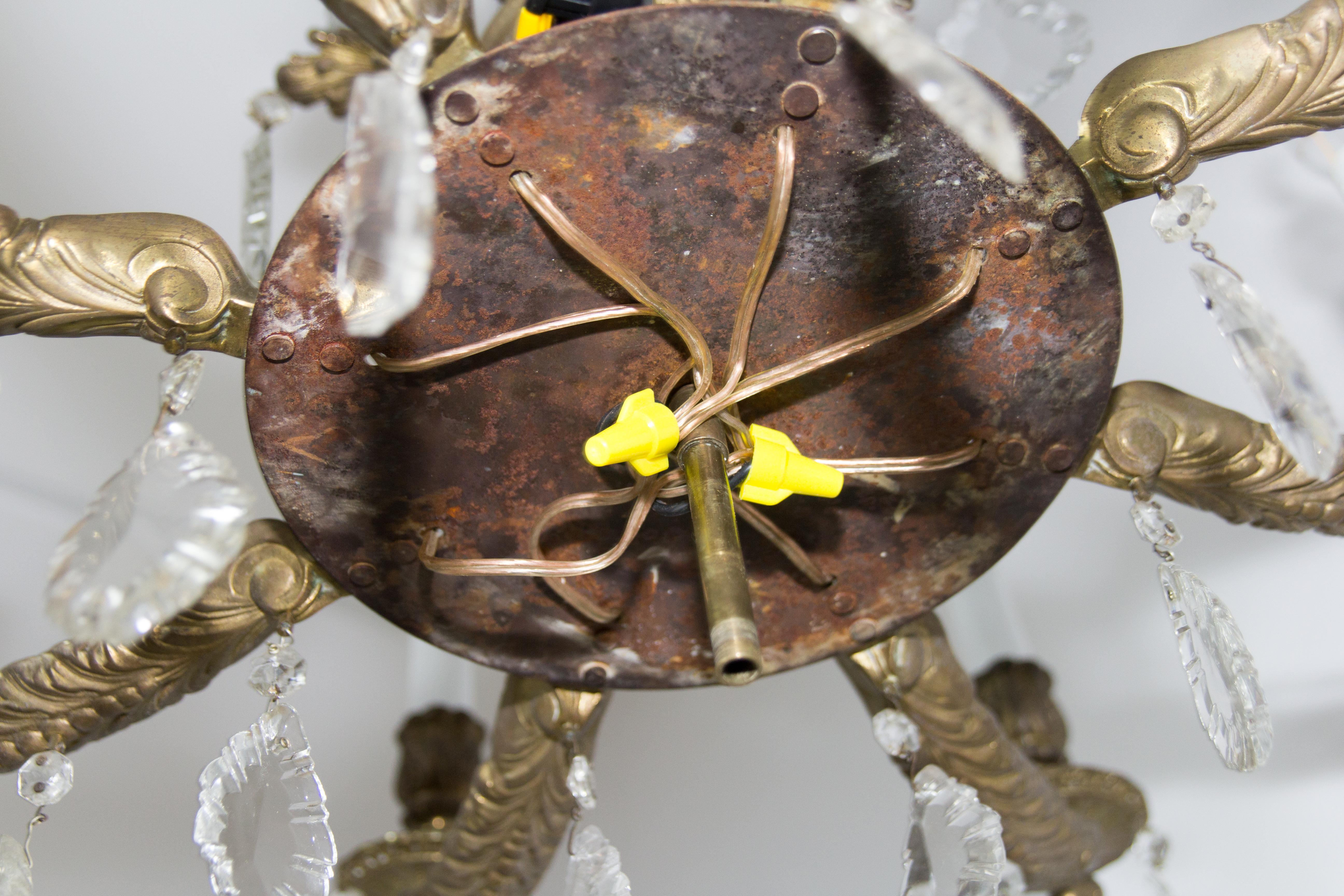 Französischer achtflammiger Kronleuchter aus Bronze und Kristall im Louis-XVI.-Stil im Angebot 11