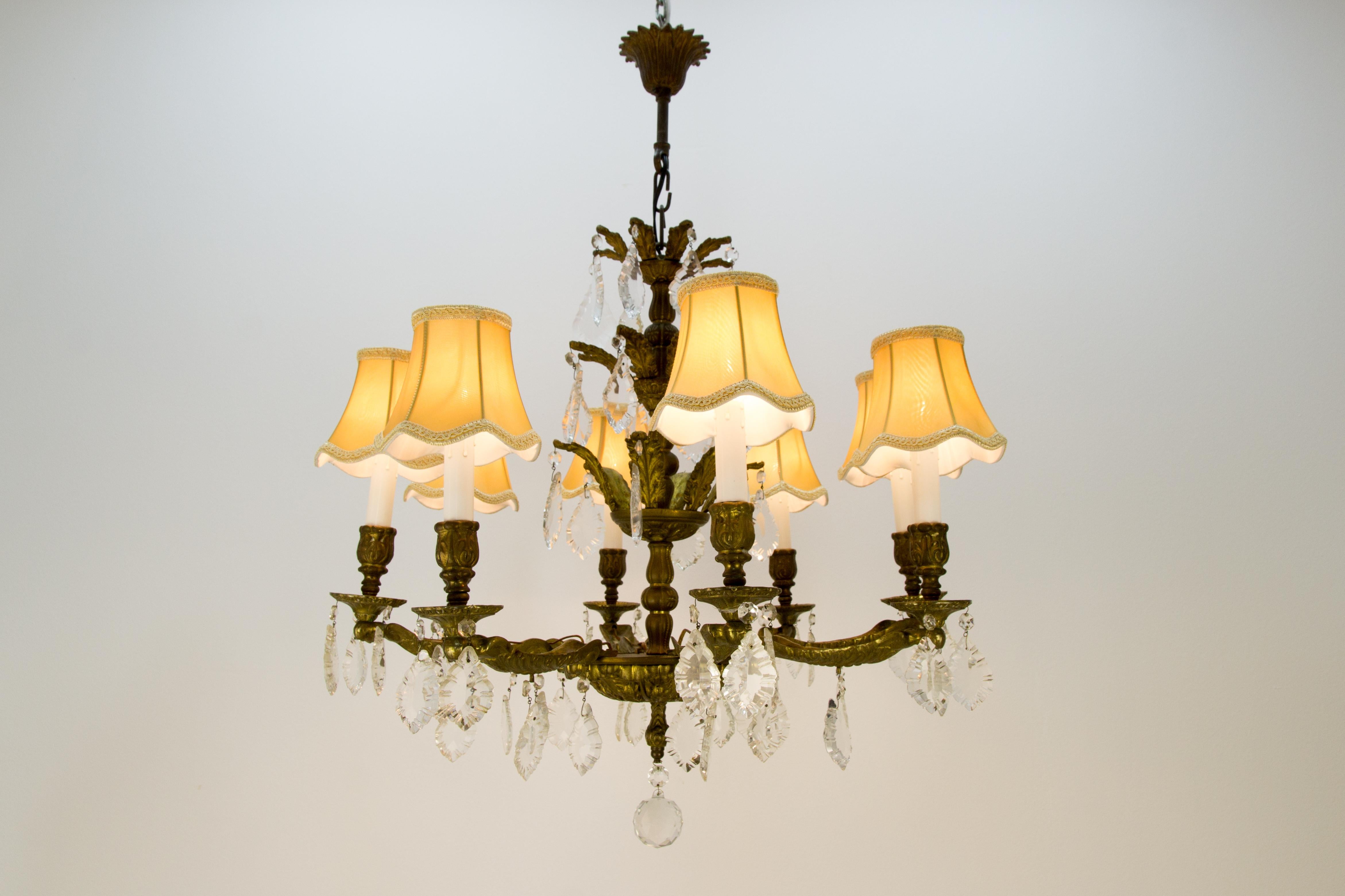 Lustre français à huit lumières de style Louis XVI en bronze et cristal en vente 14