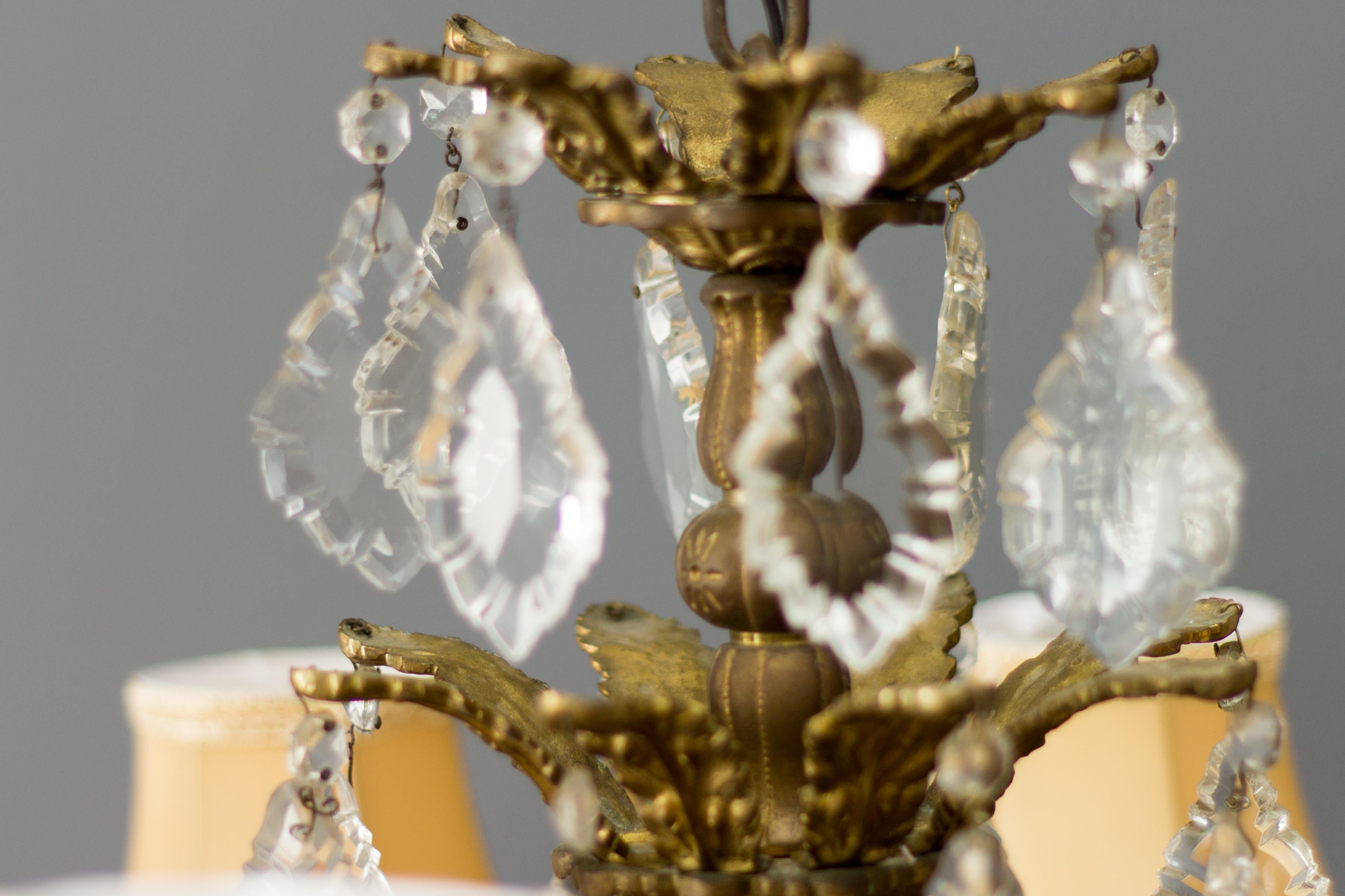 Lustre français à huit lumières de style Louis XVI en bronze et cristal en vente 2