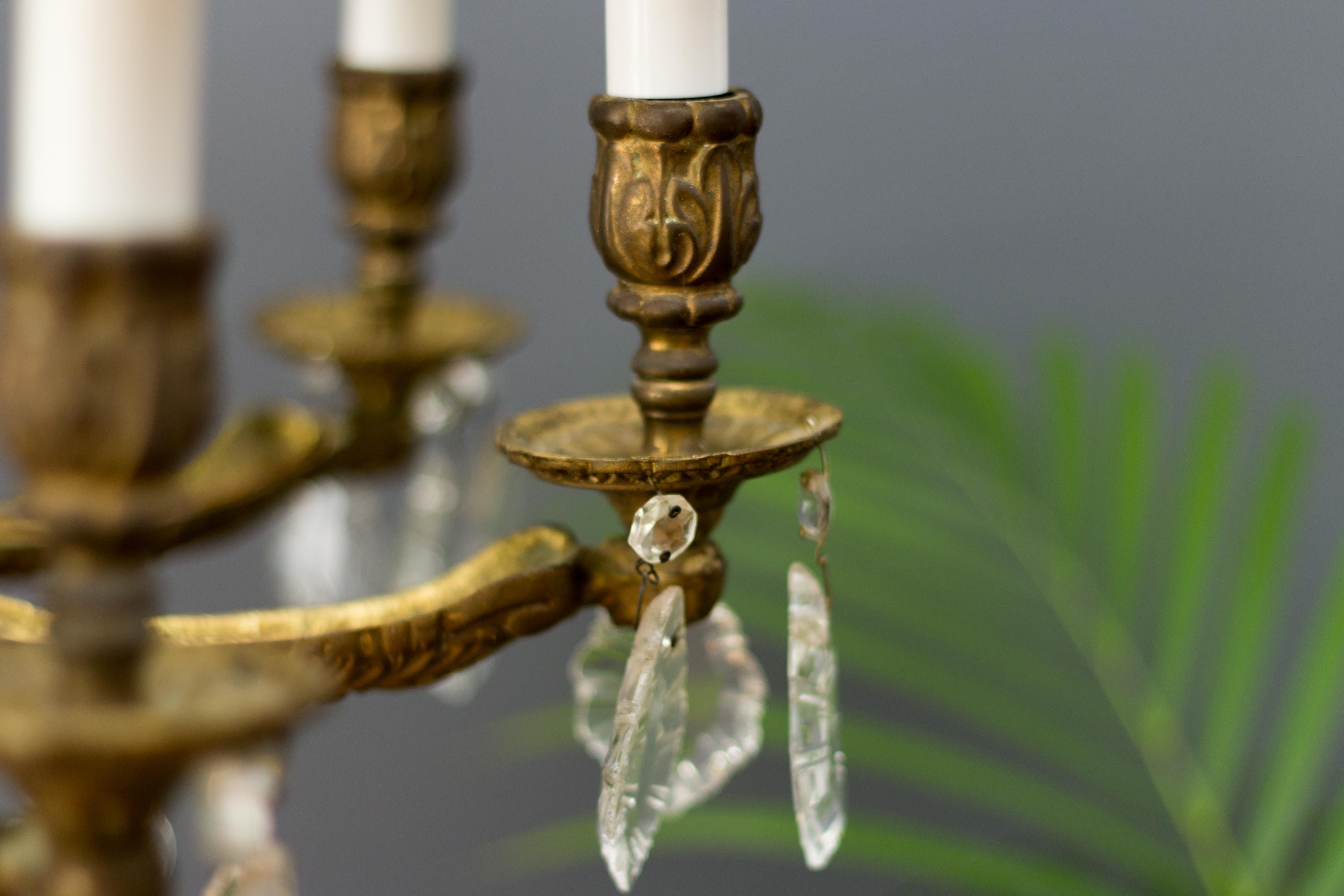 Französischer achtflammiger Kronleuchter aus Bronze und Kristall im Louis-XVI.-Stil im Angebot 4