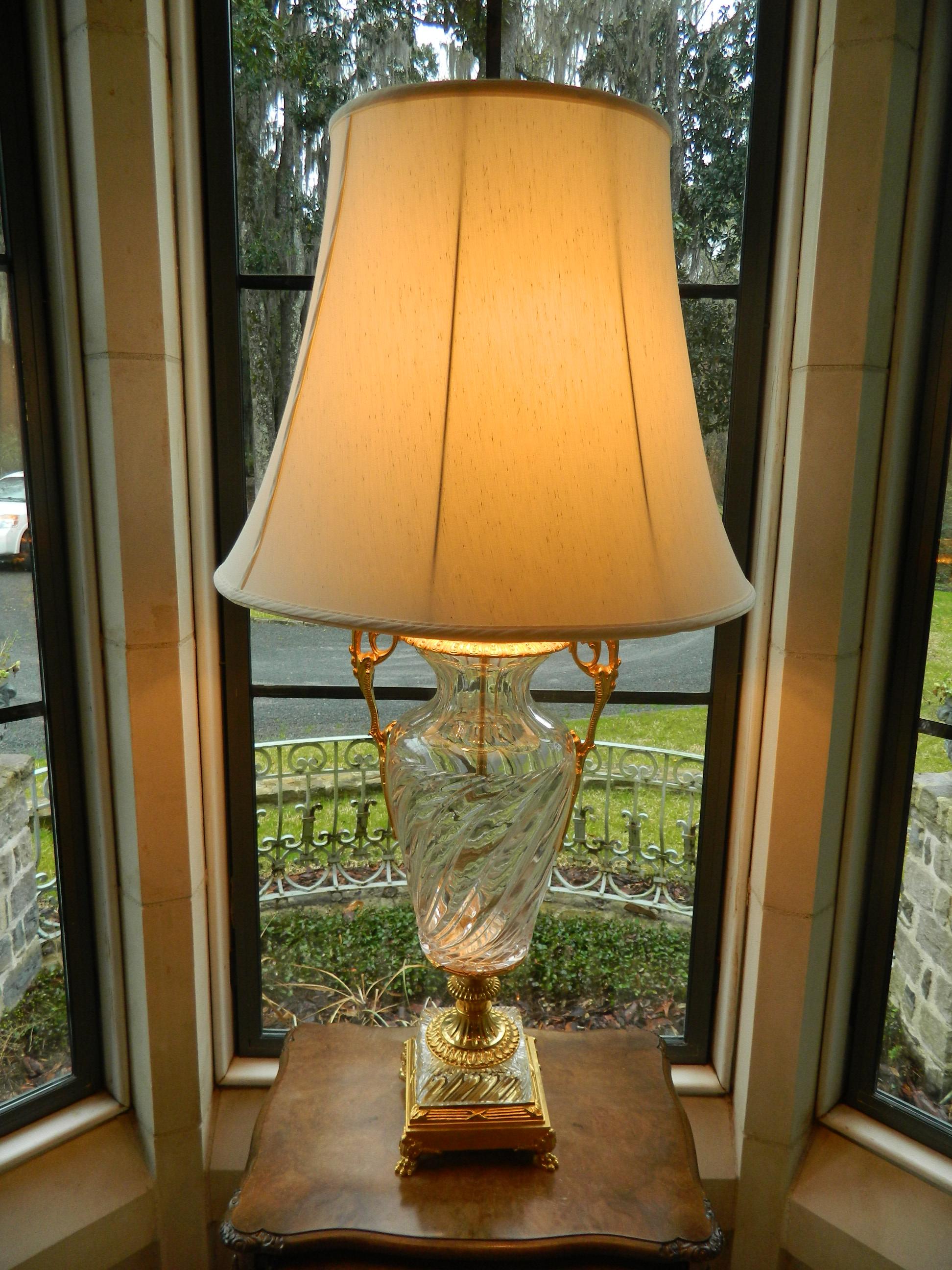 Bronze Lampe en bronze et cristal avec un abat-jour en soie:: 20ème siècle en vente