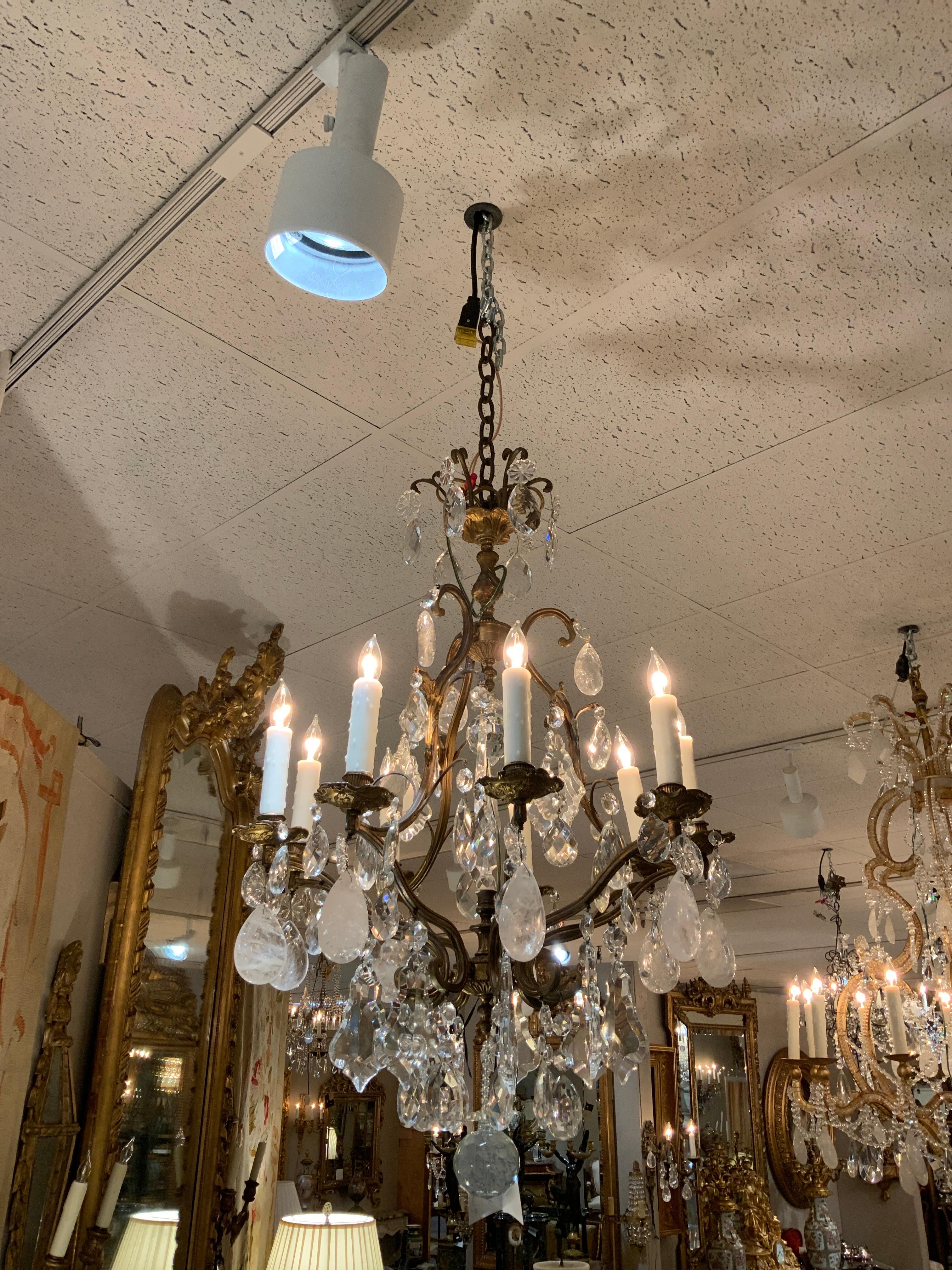 Lampadario a nove luci in bronzo e cristallo con bracci a spirale e cristalli di rocca in vendita 3