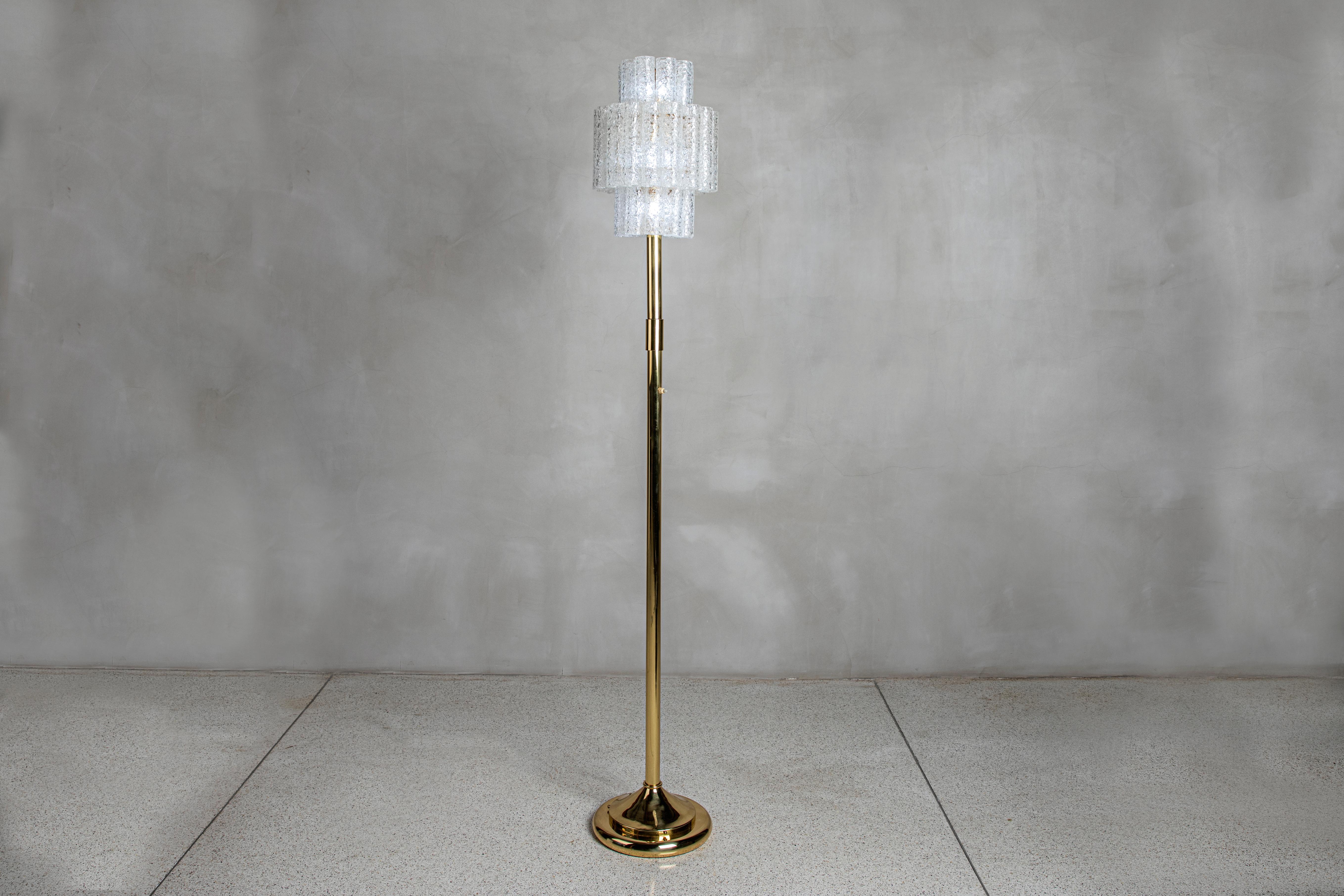 Stehleuchte aus Bronze und Doria Leuchten-Röhrenglas. Deutschland, um 1960.