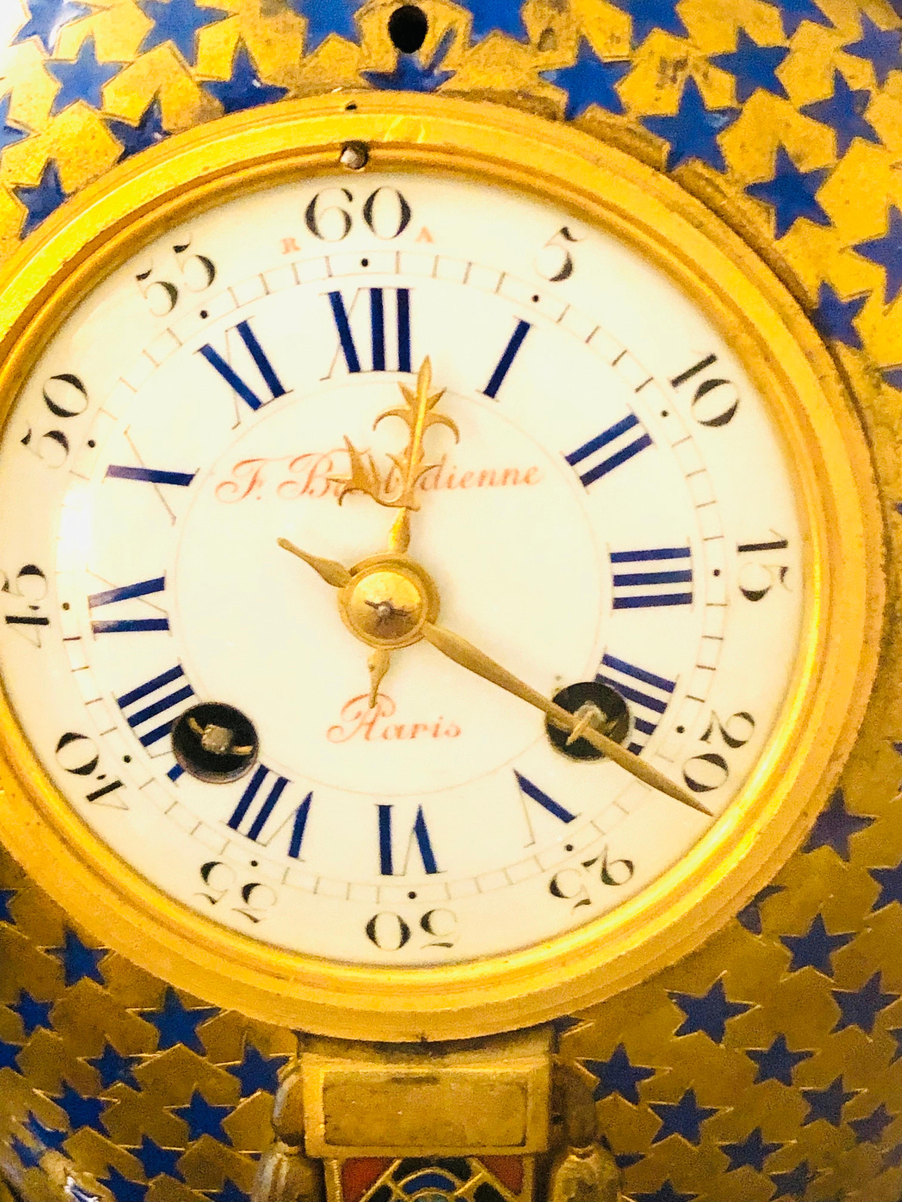 Horloge Barbedienne Paris en bronze et émail avec visages de dames et pieds en sabots en vente 2