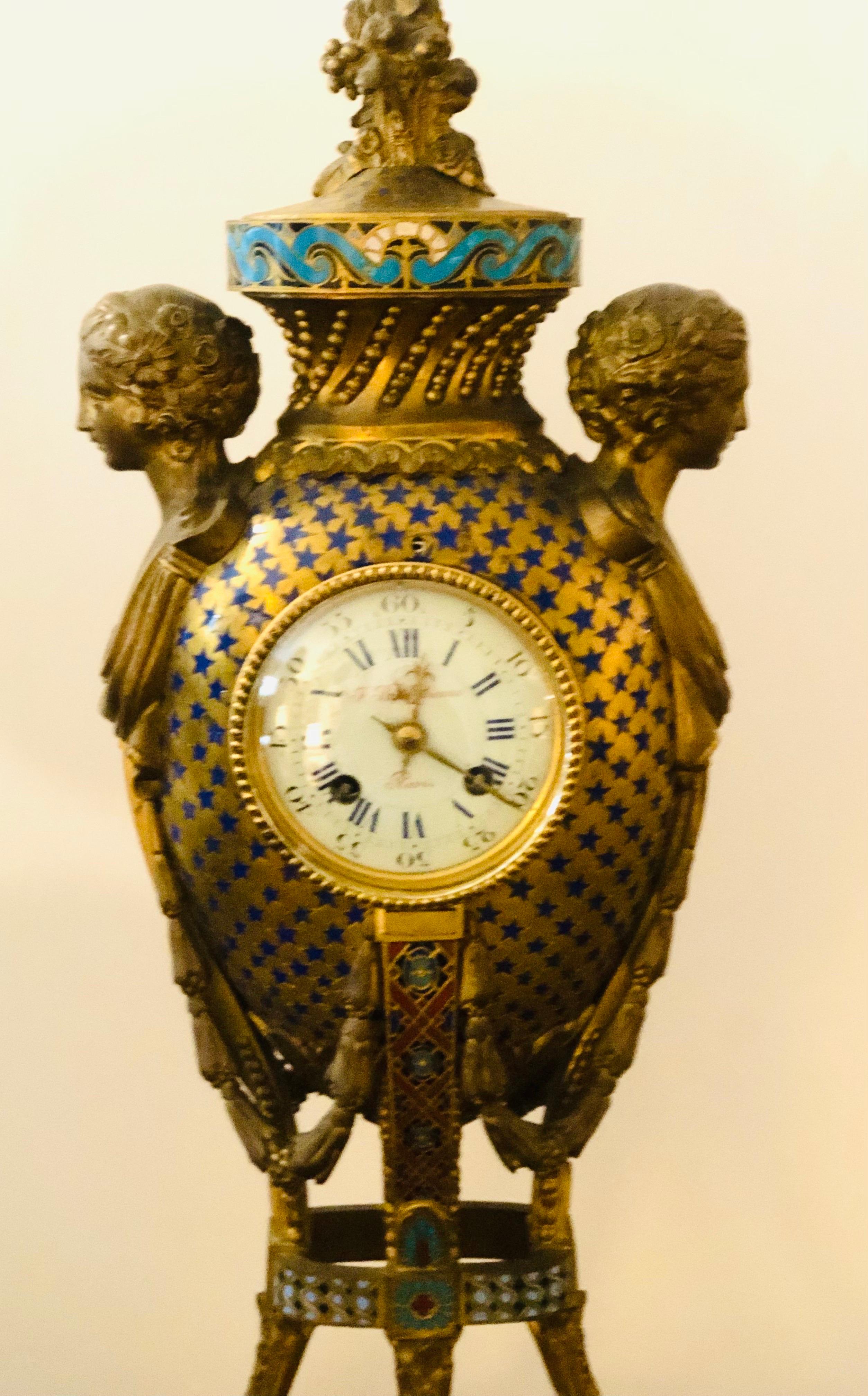 Horloge Barbedienne Paris en bronze et émail avec visages de dames et pieds en sabots en vente 3