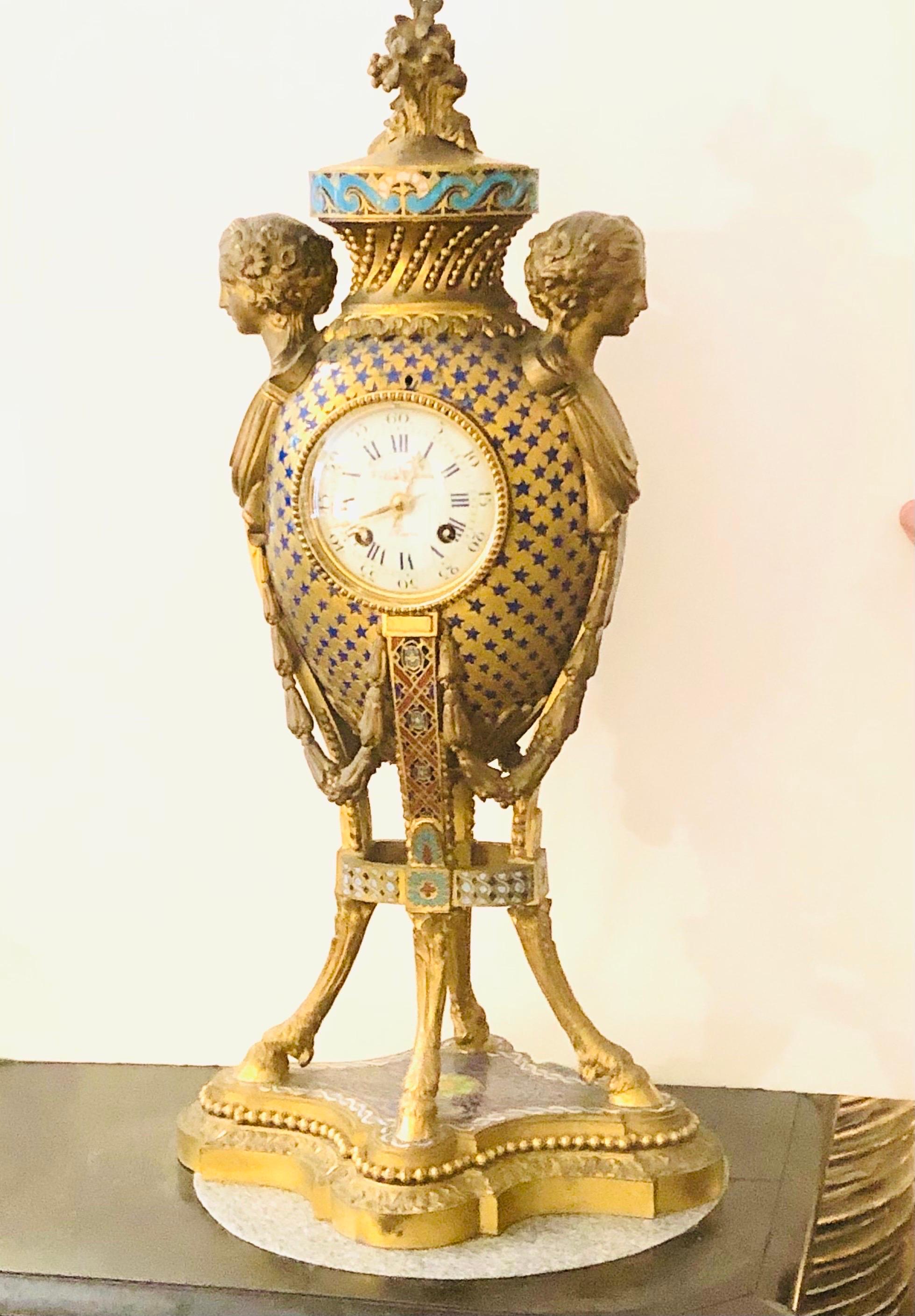 Permettez-moi de dire qu'il s'agit de l'horloge la plus étonnante que j'aie vue en plus de 30 ans. Le boîtier est signé Barbedienne Paris. La pendule est signée d'un médaillon de la Grande Exposition de Japy Frères, 1855. Le magnifique boîtier de