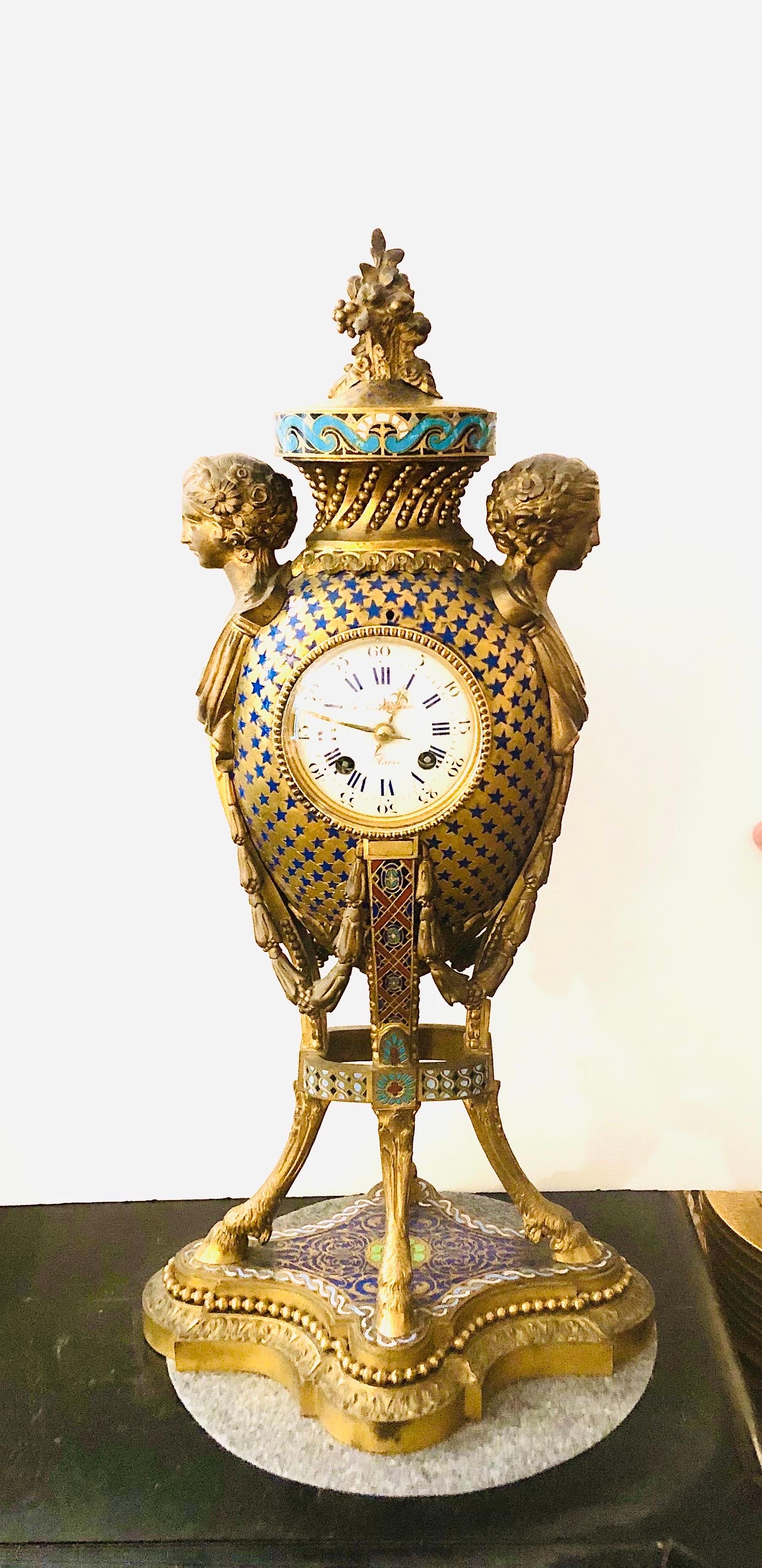 Rococo Horloge Barbedienne Paris en bronze et émail avec visages de dames et pieds en sabots en vente