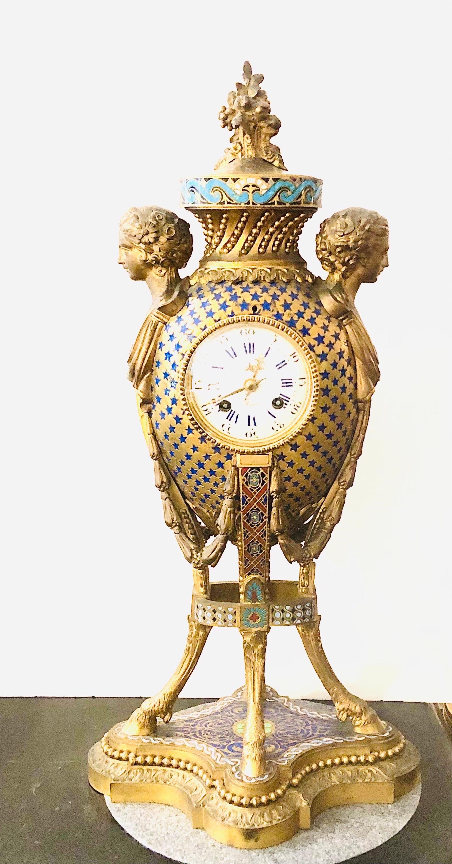 Français Horloge Barbedienne Paris en bronze et émail avec visages de dames et pieds en sabots en vente