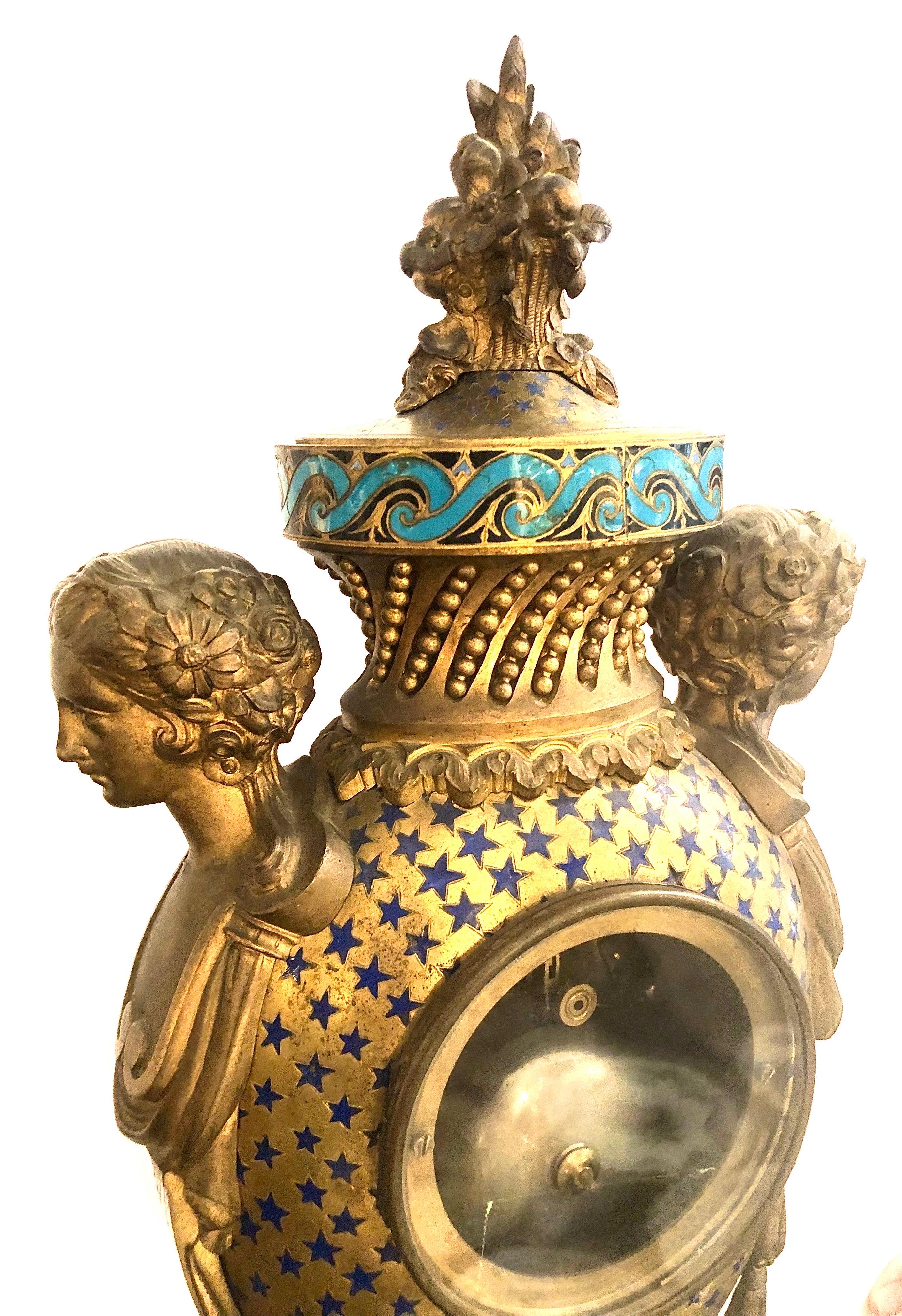 Émaillé Horloge Barbedienne Paris en bronze et émail avec visages de dames et pieds en sabots en vente