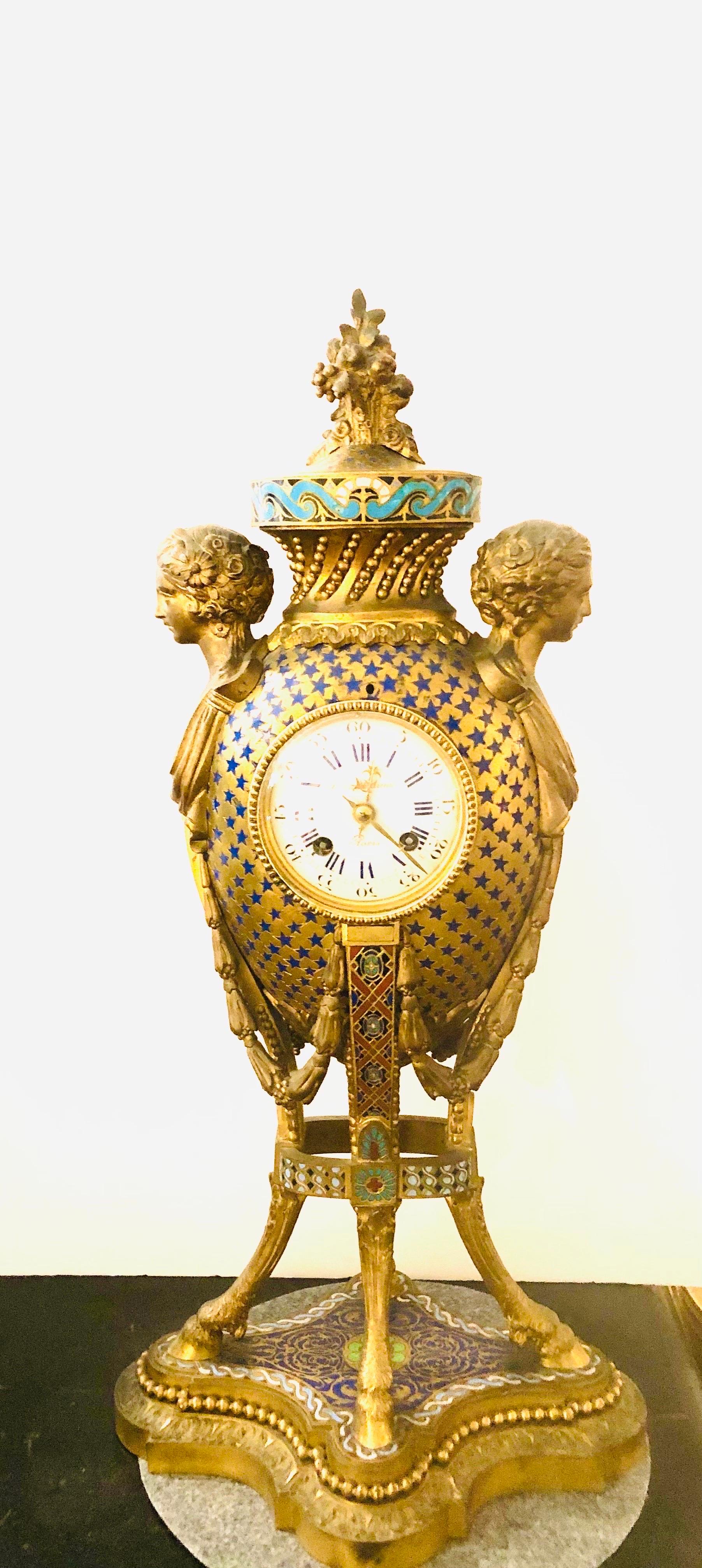 Milieu du XIXe siècle Horloge Barbedienne Paris en bronze et émail avec visages de dames et pieds en sabots en vente