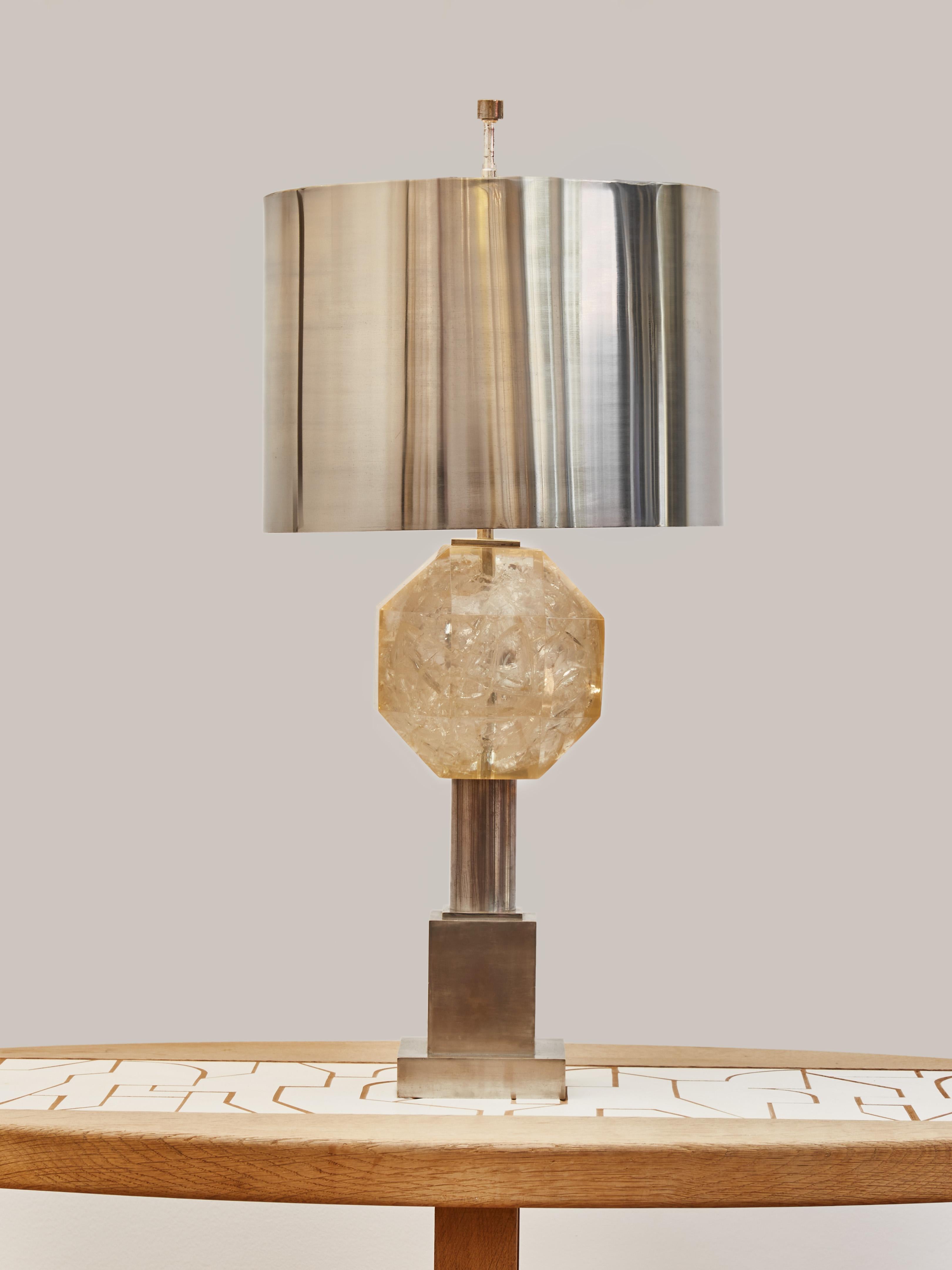 Beautiful example of the French maker Maison Charles savoir faire, this table lamp combines the traditional bronze use and the more modern fractal resin, used here as the centerpiece. 

Vintage piece from the 1970s.

Original bronze shade and