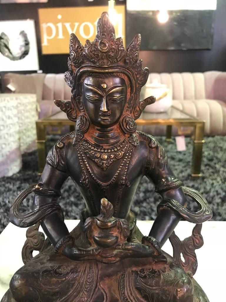 Es una pieza fantástica. Quizá formó parte de un templo tibetano. Preciosa coloración y pátina doradas desvaídas. Creemos que se trata de la figura tibetana de la Tara blanca, la diosa de la gran compasión. Se asemeja a la figura china de Quan