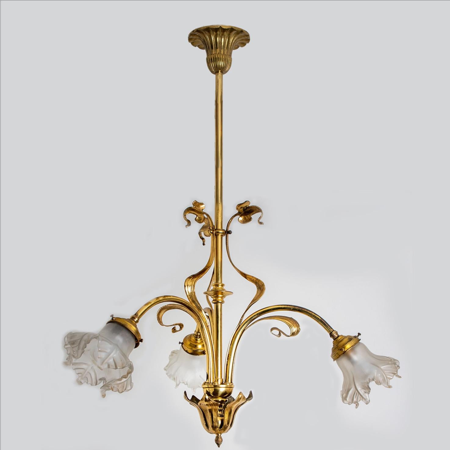Exceptional and elegant  bronze and glass chandelier, Art Nouveau period, France, circa 1890.

With 3 wonderful glass flowers. With 3 french standard bayonet fitting.

A statement piece, excellent craftsmanship from the 20th century.

We can
