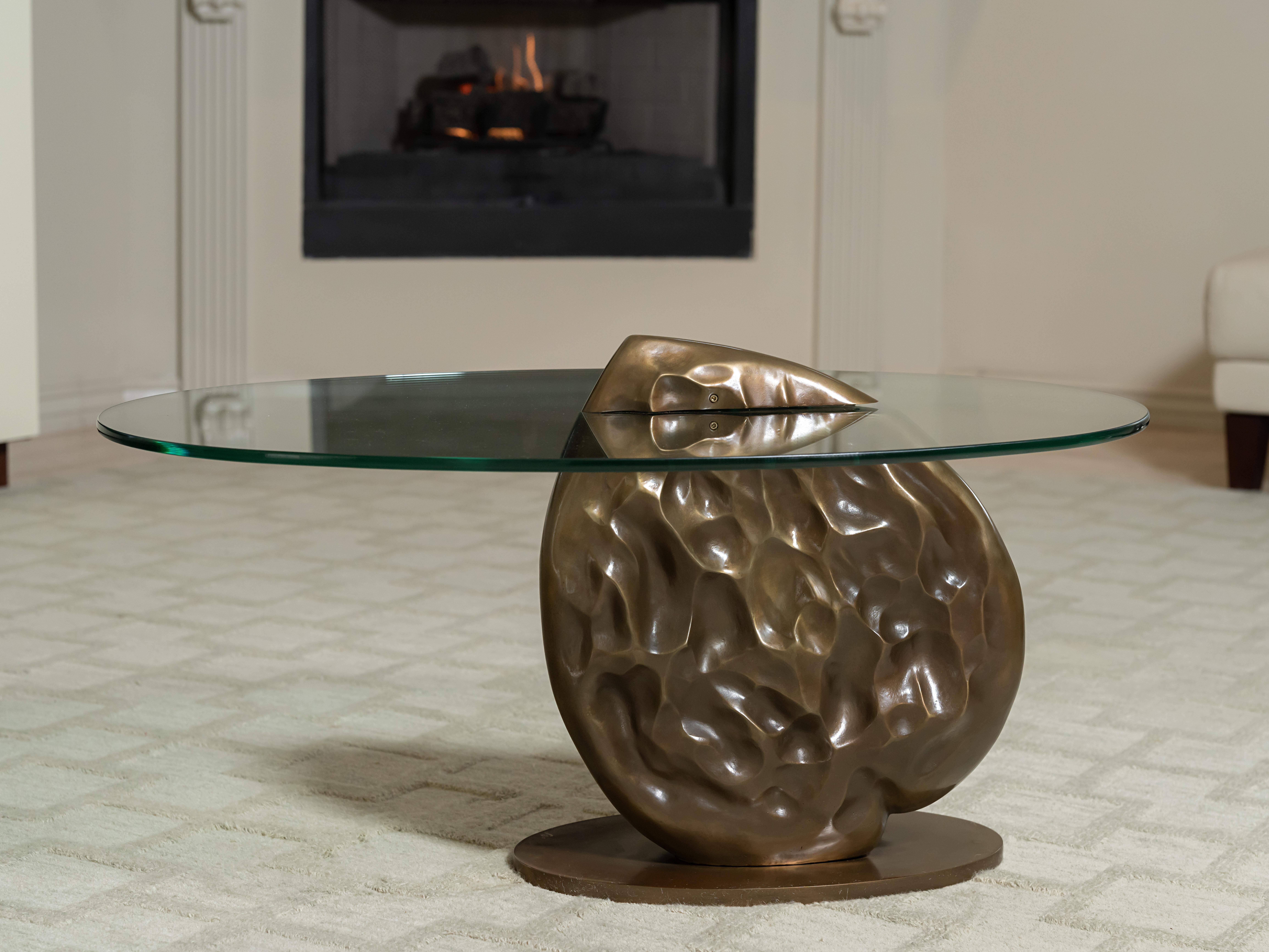 Table d'appoint en bronze moulé et verre. 2024.
Dimensions : 21 