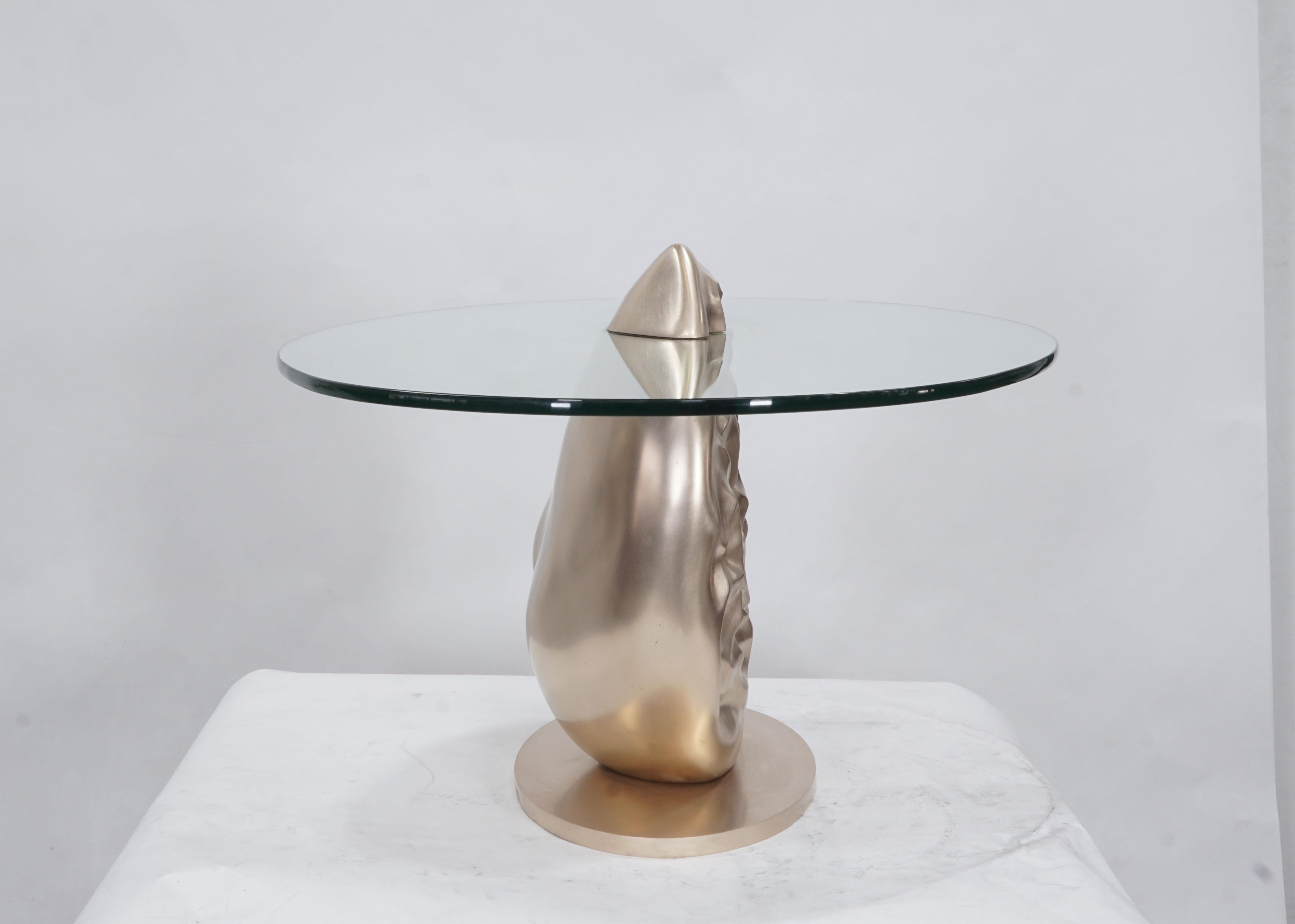 Table d'appoint en bronze moulé et verre. 2024.
Dimensions : 21 