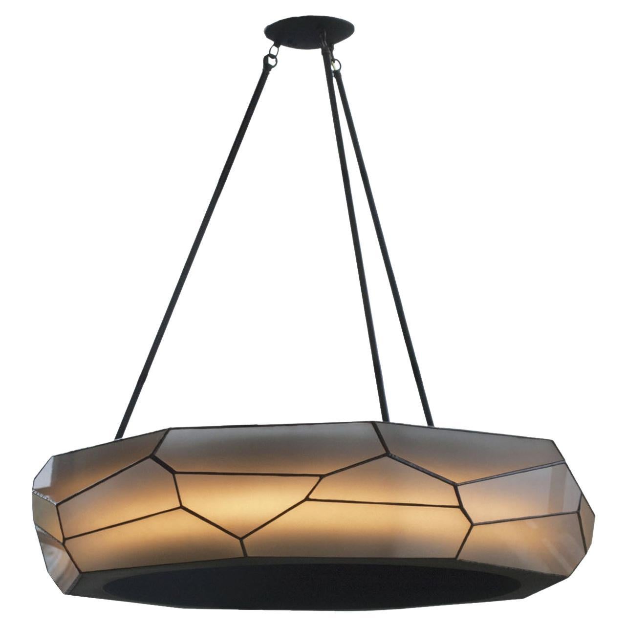 Oracle
Opciones de cristal: Transparente Esmerilado Ondulado. Tan. Bronce.
Opciones de pátina: Bronce antiguo mate. Bronce negro mate
Reflejo interior: Oro rosa, Oro, Plata.36″ X 8″
Iluminación: anillo LED de 24 voltios / 60 vatios (incluido)