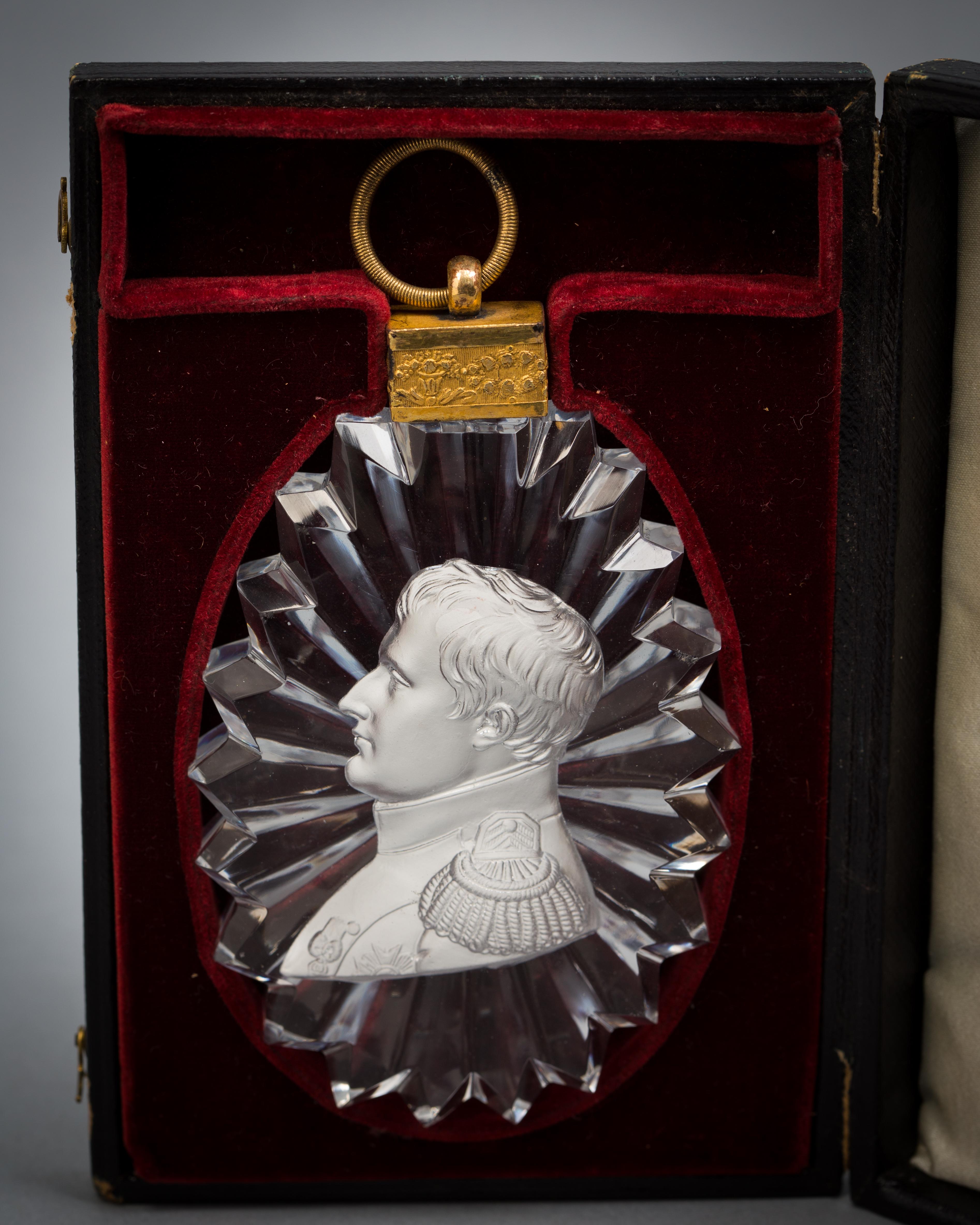 Early 19th Century Bronze and Glass Pendant with Sulphide of Napoleon, French, circa 1810 For Sale