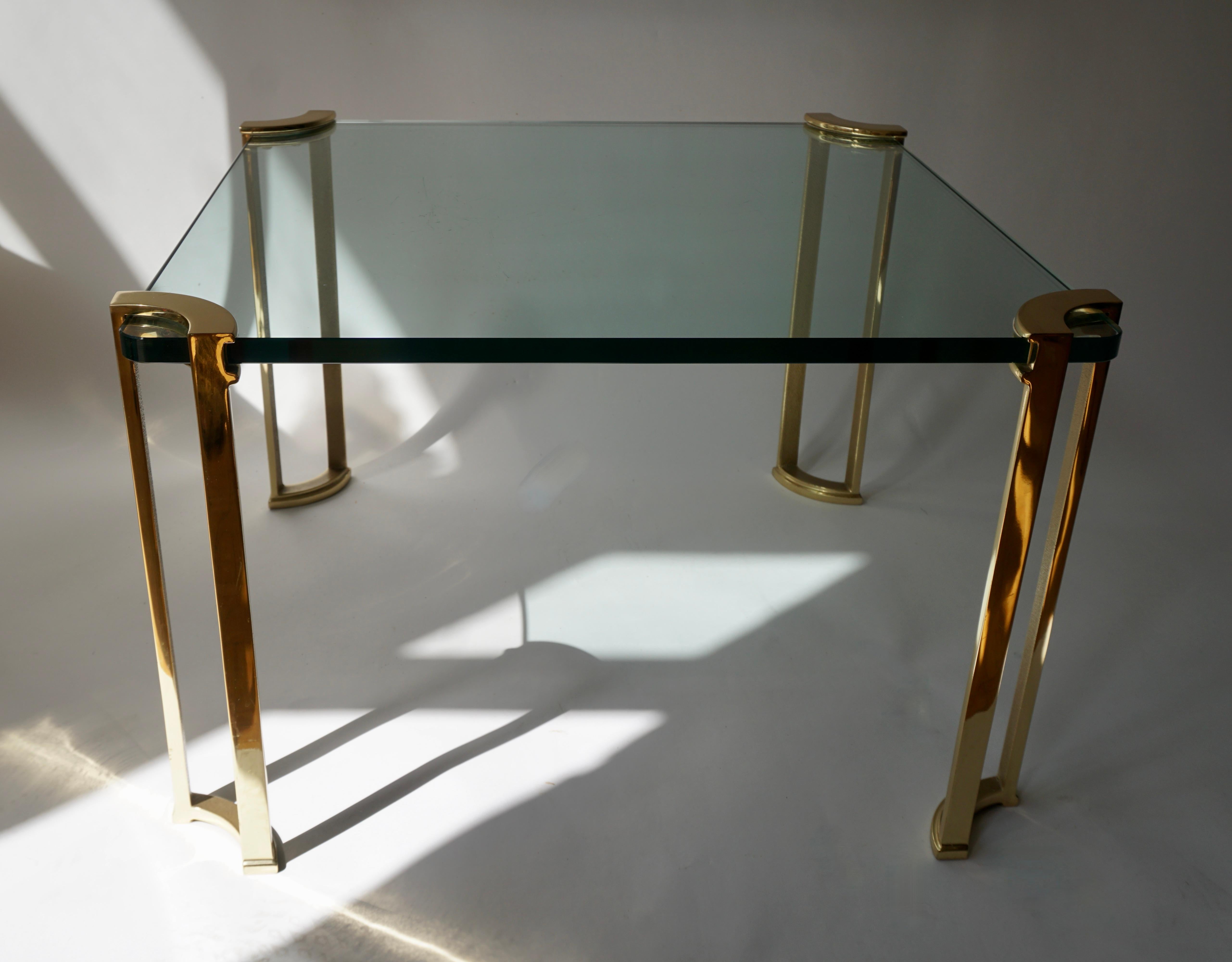 Mid-Century Modern Table d'appoint en bronze et verre en vente
