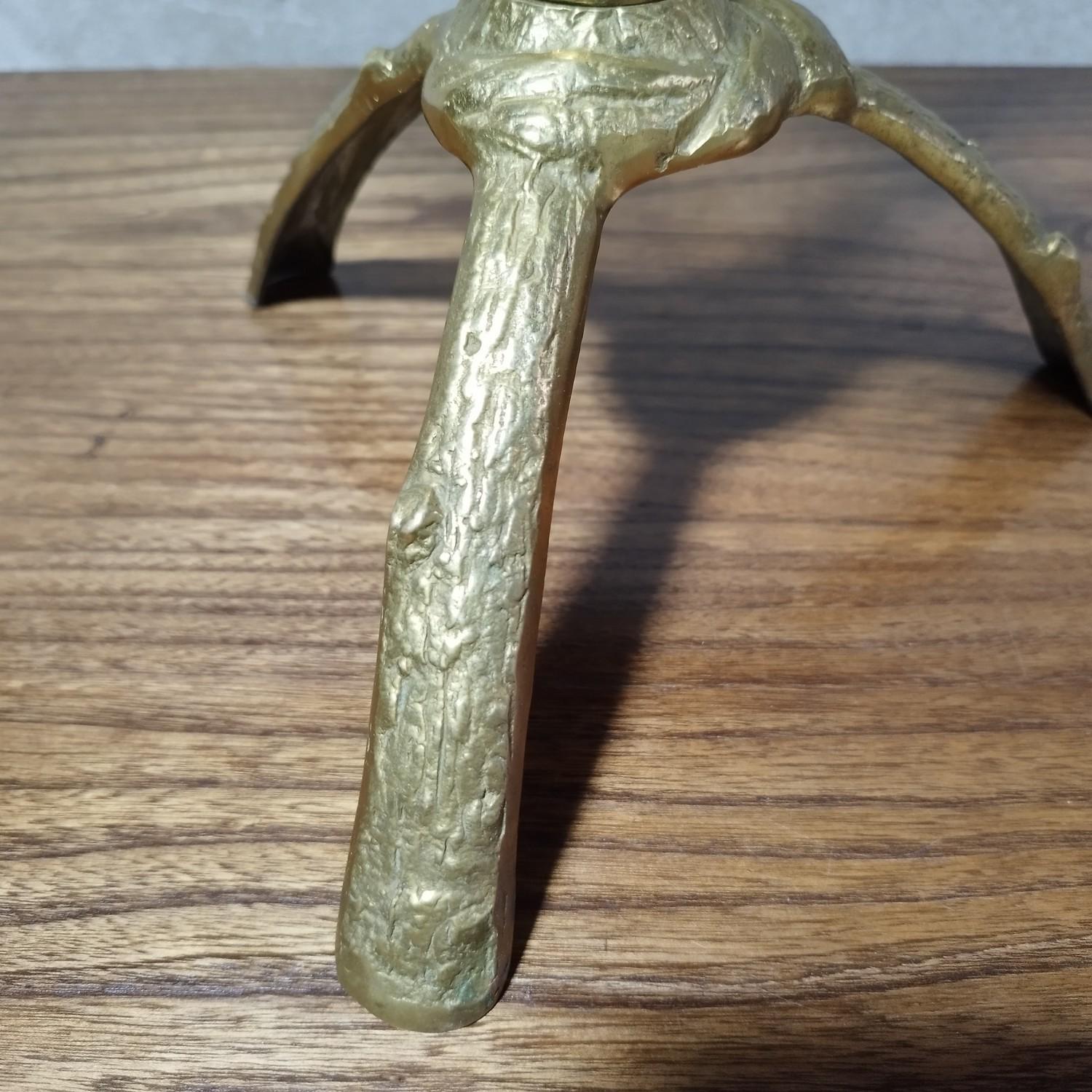 Lovely small round side table in bronze with a glass top, from the 70's or 80's. The bronze is shaped to ressemble branches and foliage.
It is loosely inspired the work of Diego Giacometti.

Do not hesitate to ask me for a shipping quote.