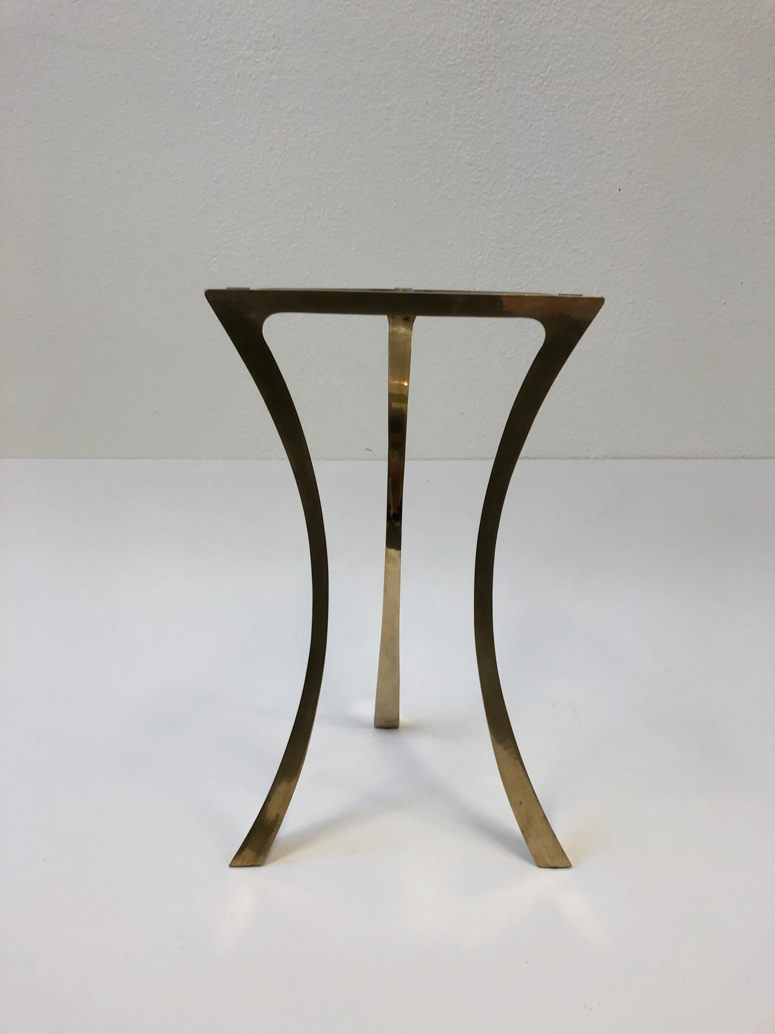 Tri-Pod-Beistelltisch aus Bronze und Glas (Gemalt) im Angebot