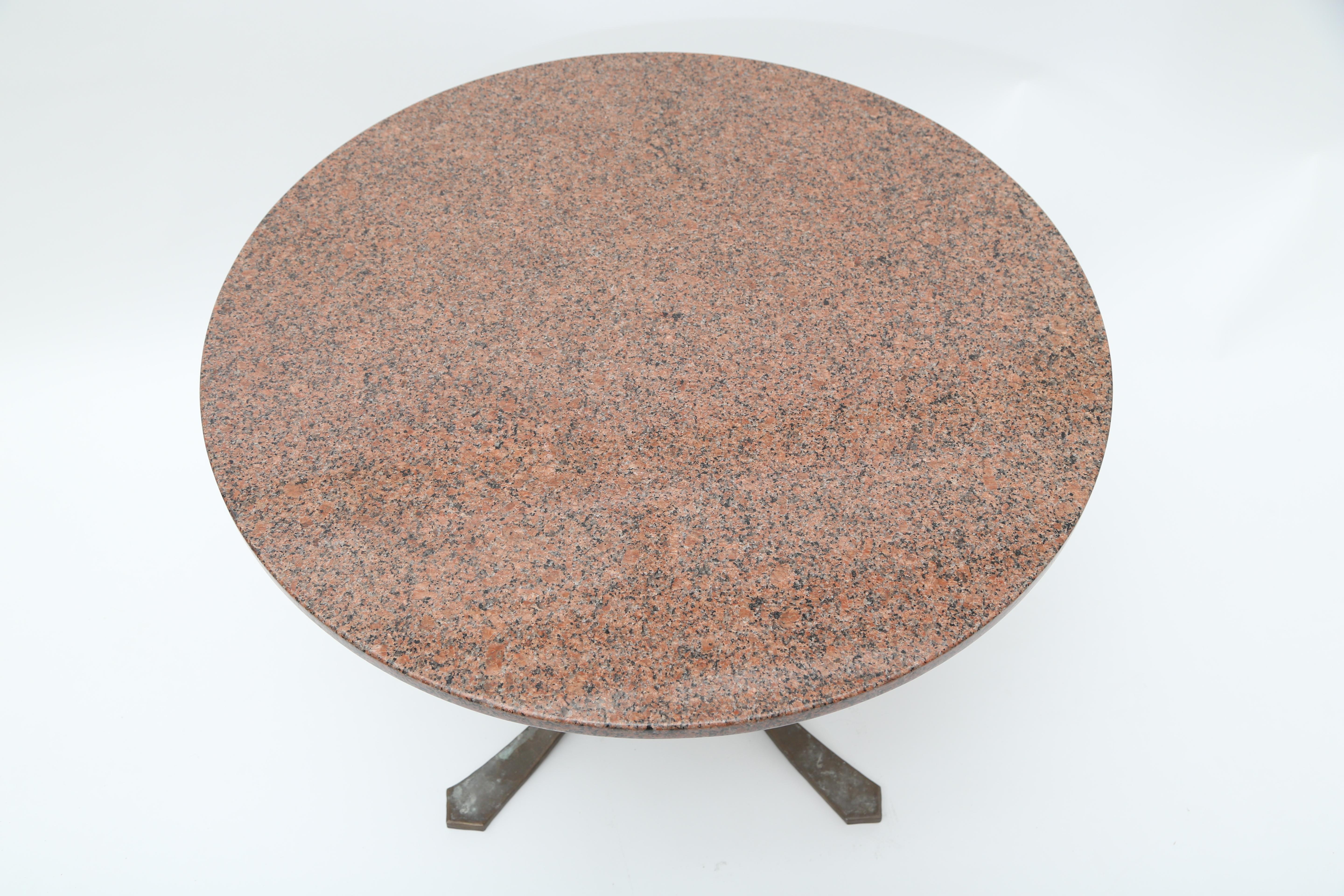 Table en bronze moulé et granit.
Probablement d'origine française.
   
