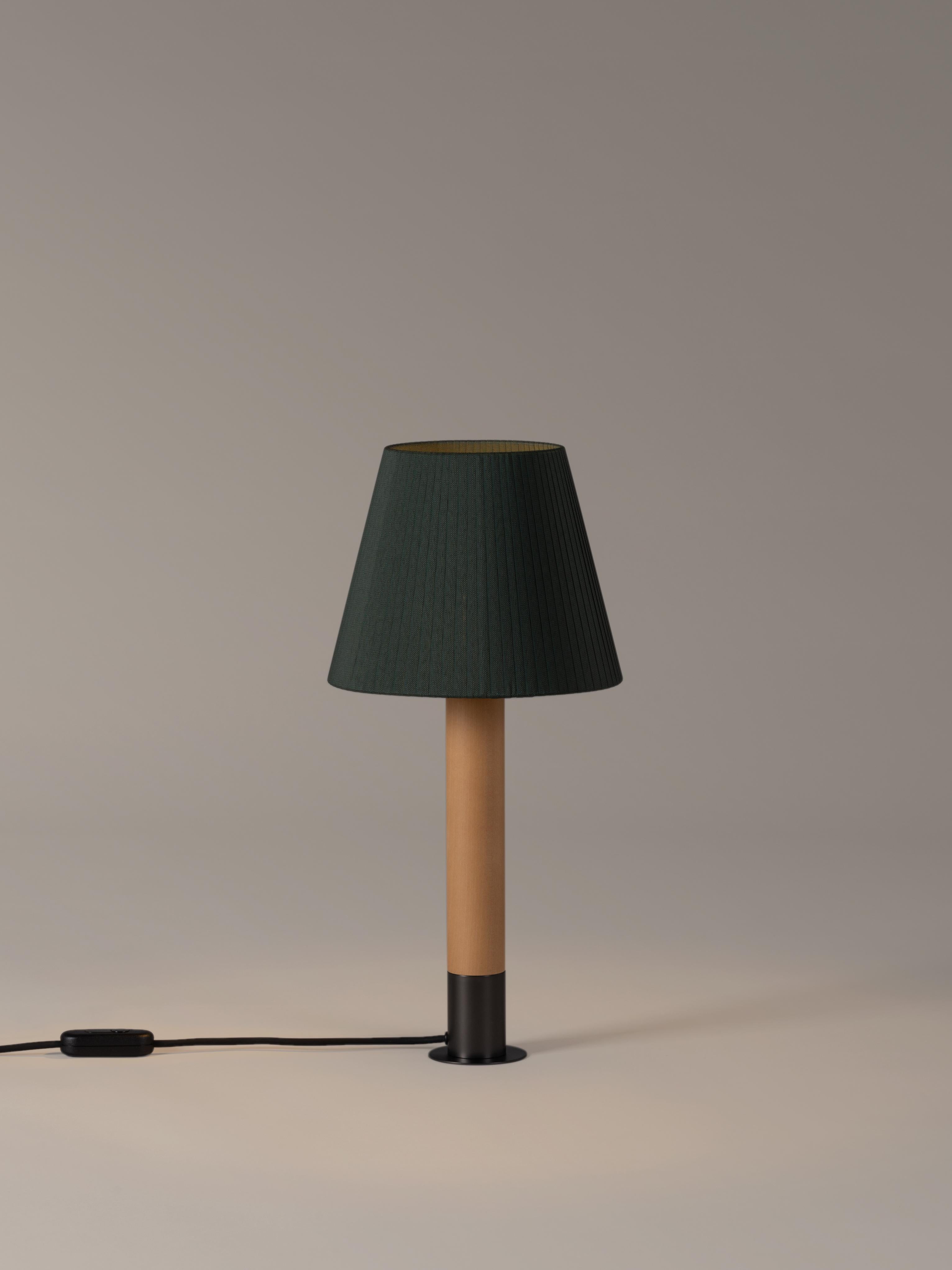 Bronze and Green Básica M1 table lamp by Santiago Roqueta, Santa & Cole
Dimensions: D 25 x H 52 cm
Materials: Bronze, birch wood, ribbon.
Available in other shade colors and with or without the stabilizing disc.
Available in nickel or bronze.

The