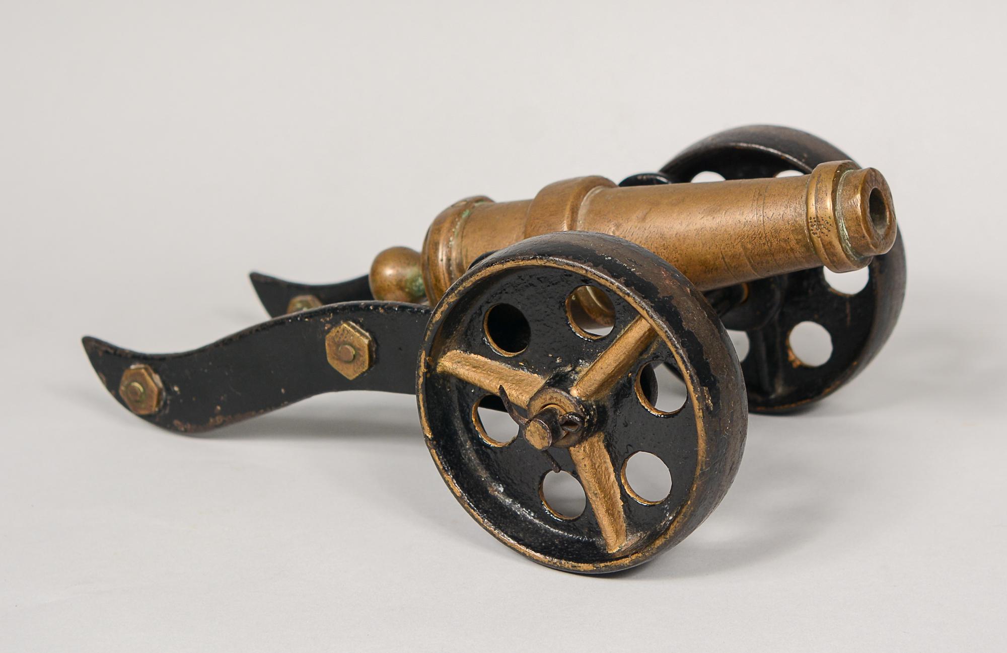 20ième siècle Modèle de canon de signalisation de bureau en bronze et en fer en vente